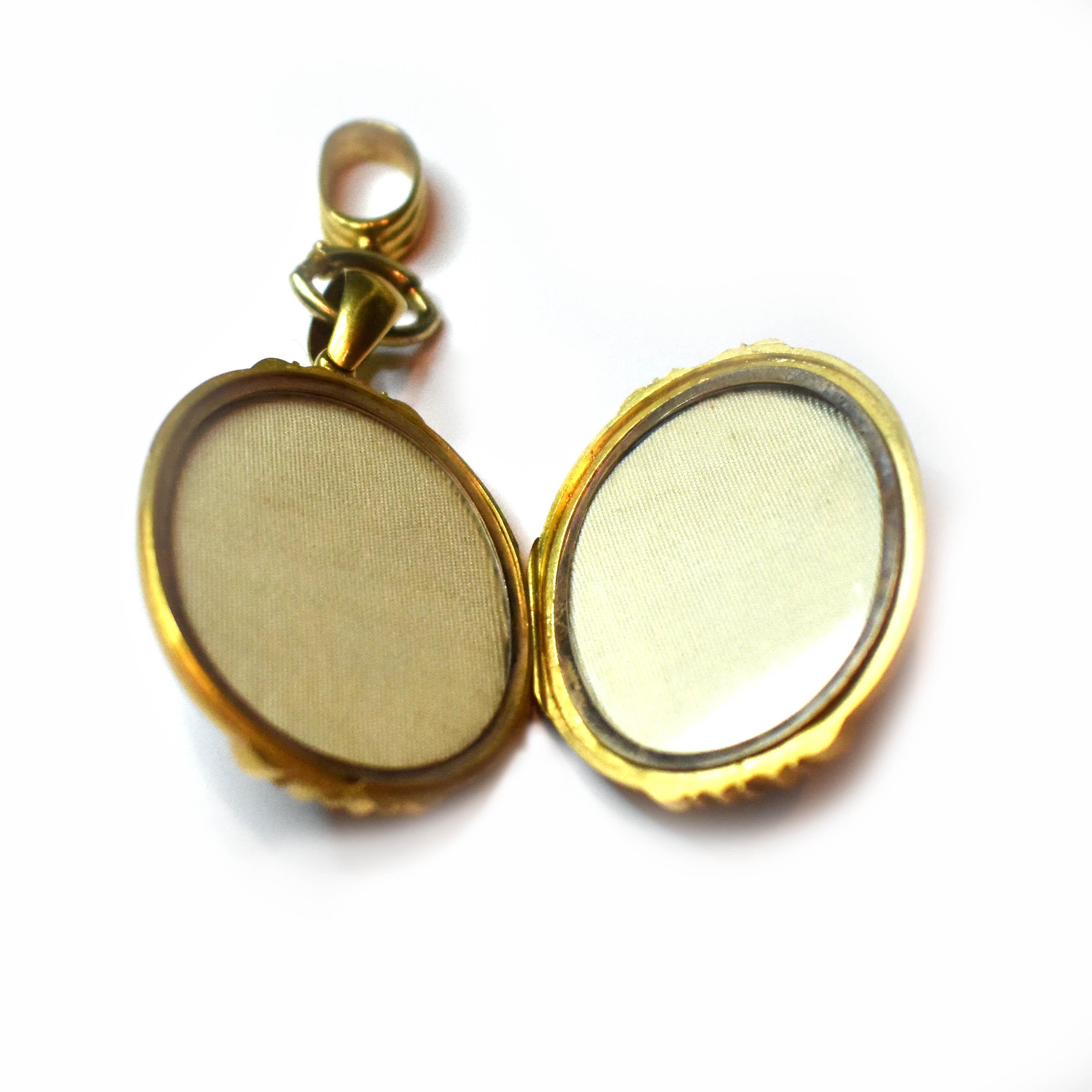 Victorian Gold Etruscan Style Locket, circa 1875 For Sale 2