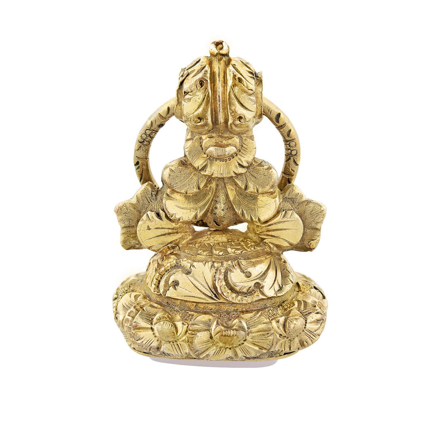 Non taillé Porte-bonheur victorien en calcédoine remplie d'or et ornée d'un motif floral repoussé en vente