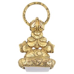 Porte-bonheur victorien en calcédoine remplie d'or et ornée d'un motif floral repoussé