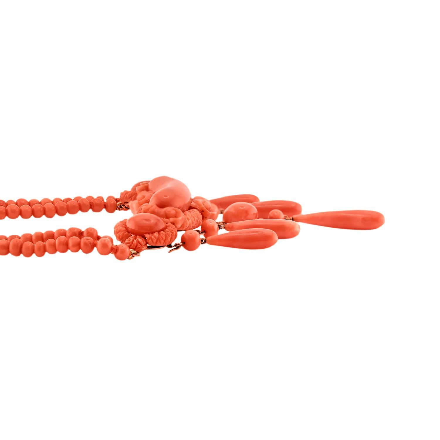 Un exquis collier à festons en corail de l'époque victorienne (ca1800s) ! Réalisé en fil d'or, ce collier commence par deux rangs de perles de corail, dont la taille varie, mais qui affichent toutes une incroyable teinte saumonée. Toutes les perles