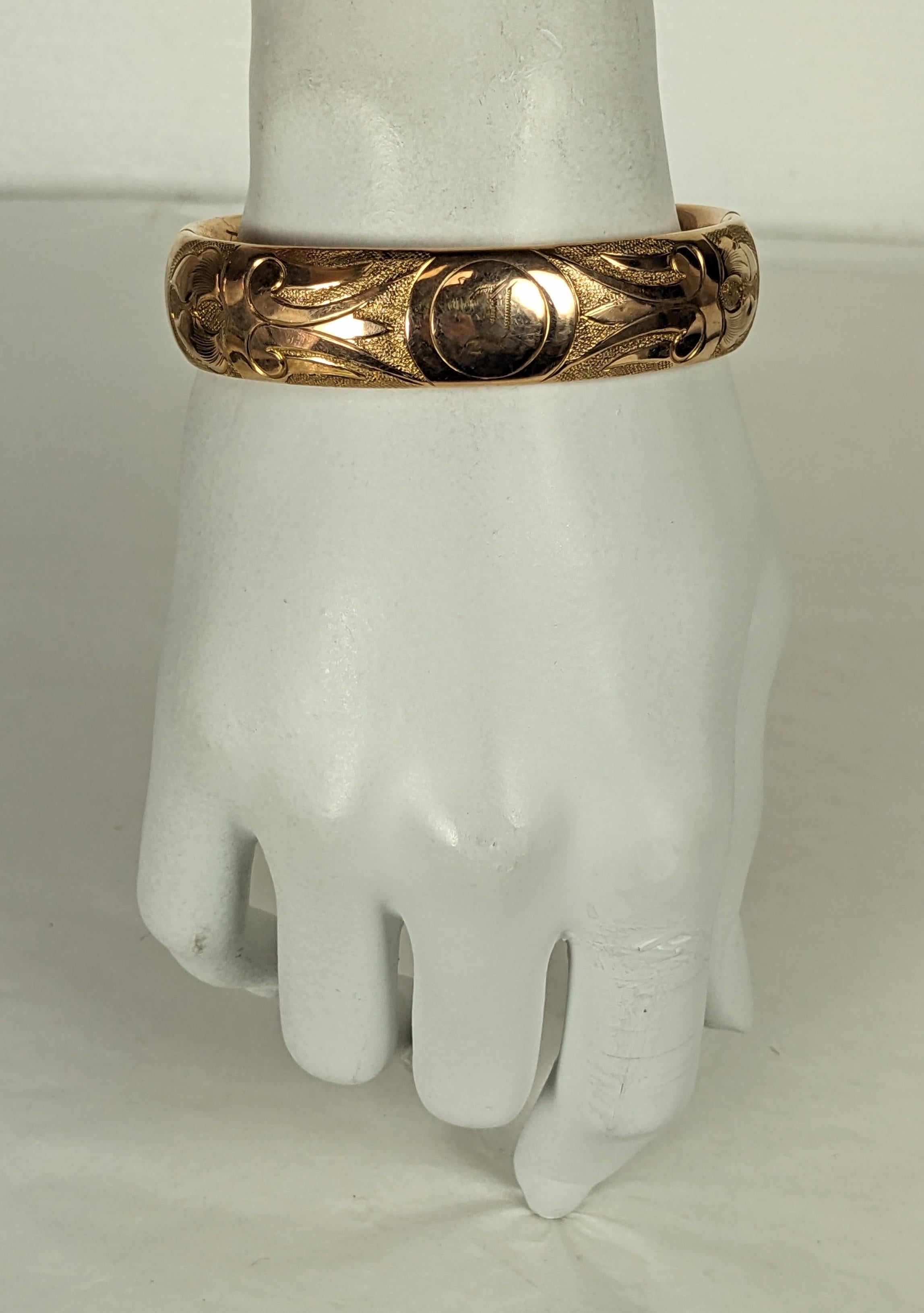 Braccialetto vittoriano in oro inciso e inciso in vendita 5