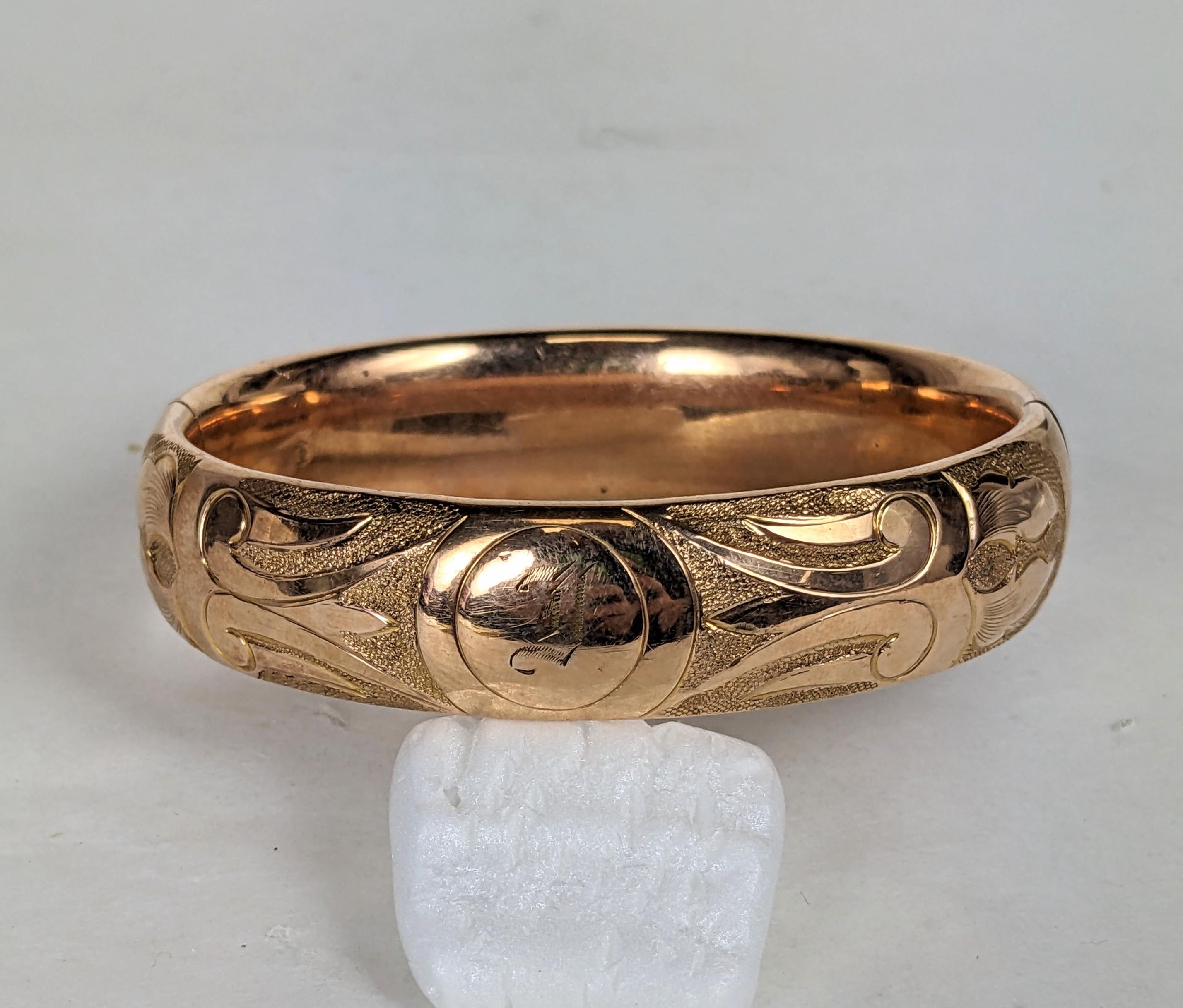 Grazioso braccialetto vittoriano inciso e riempito d'oro della fine del XIX secolo. Costruzione cava con motivi incisi e incisioni intorno a un cartiglio centrale con iniziale (E o Y?). Bella finitura in oro rosa senza ammaccature. Chiusura laterale