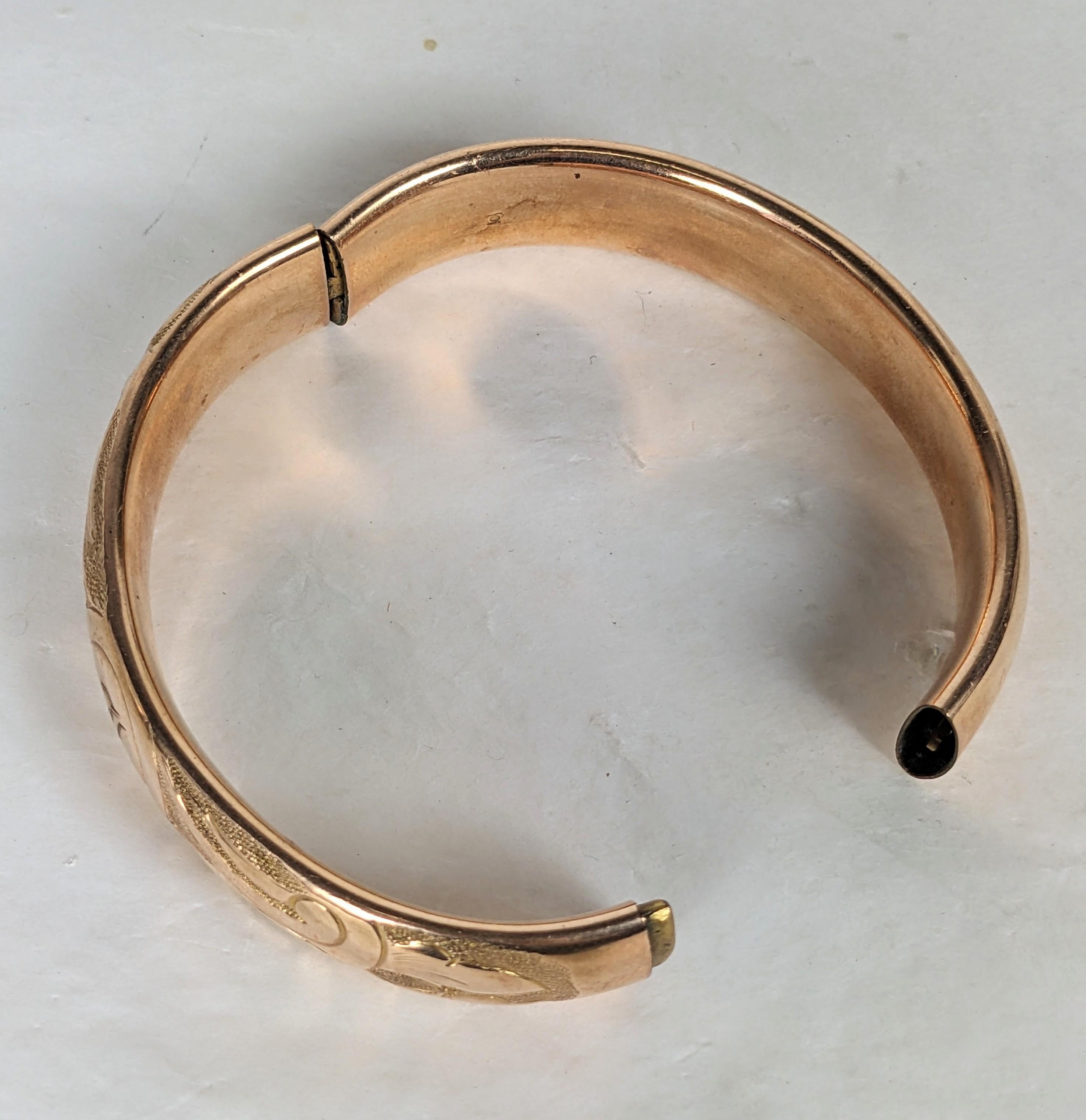 Braccialetto vittoriano in oro inciso e inciso in vendita 3