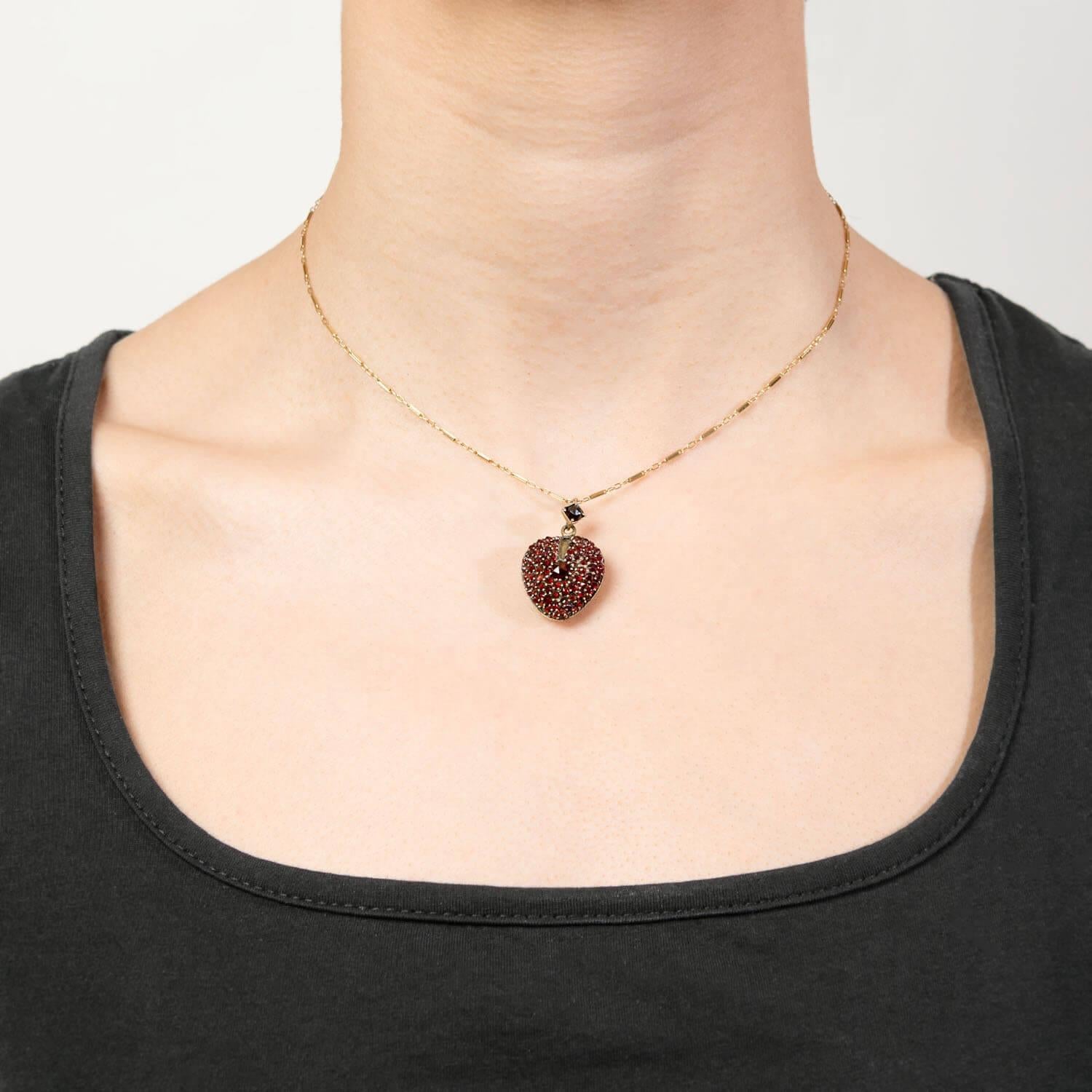 Victorian Gold Filled Garnet Heart Locket en Bueno estado para la venta en Narberth, PA