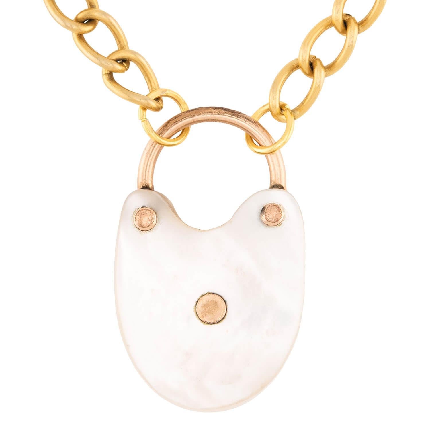 Una bellissima collana con ciondolo di epoca vittoriana (ca. 1880)! Questo pezzo inizia con una catena a cavo riempita d'oro, che si chiude con una grande fibbia a molla. Il ciondolo a forma di lucchetto in madreperla si trova al centro della catena