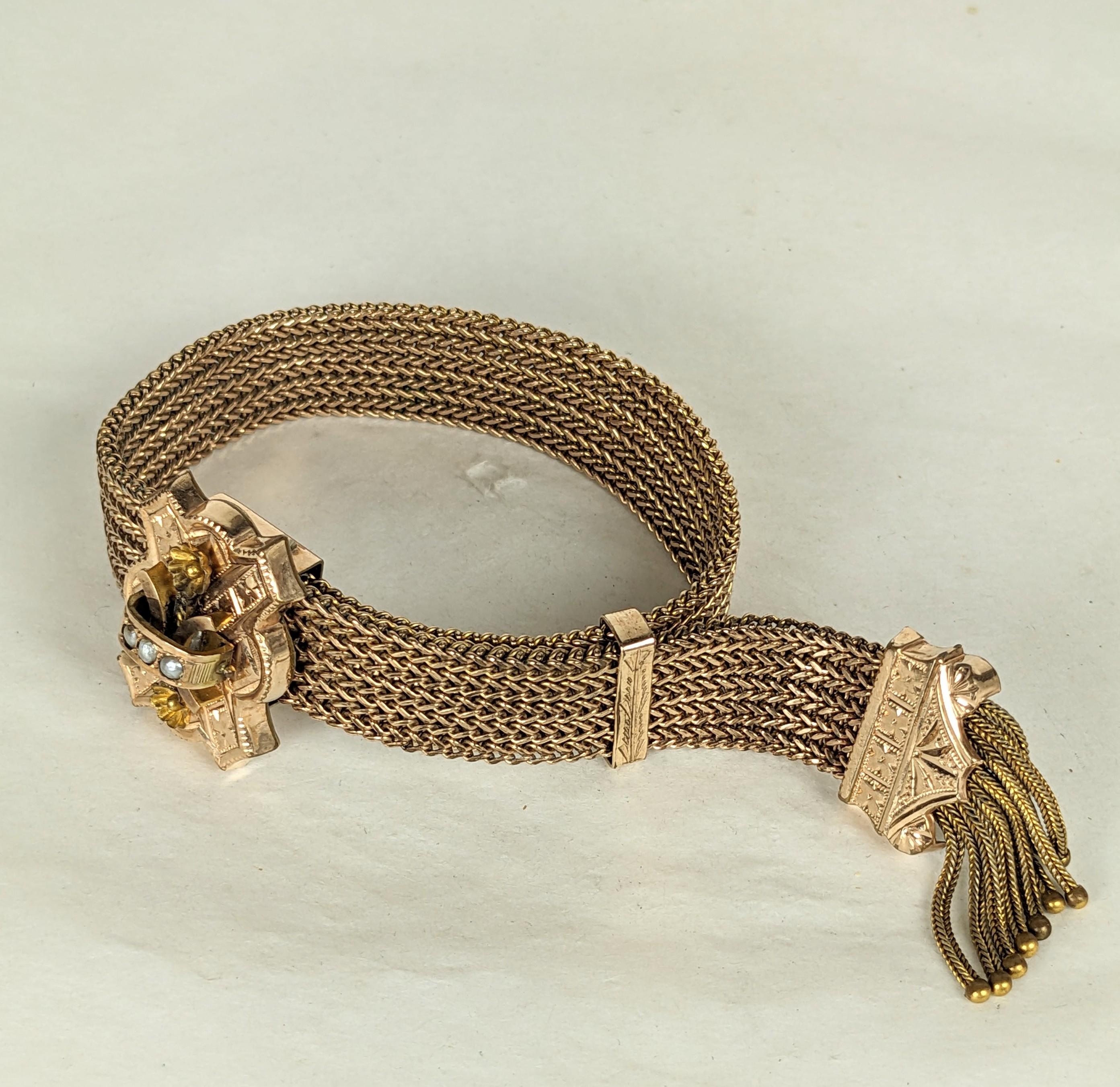 Viktorianisches, goldgefülltes Slide-Armband aus den 1880er Jahren. Rosa-goldenes Maschenarmband mit verstellbarem Schieber in der Mitte, besetzt mit natürlichen Perlen und Blumen, mit fransigem Kettengriff. Das Armband lässt sich dehnen und