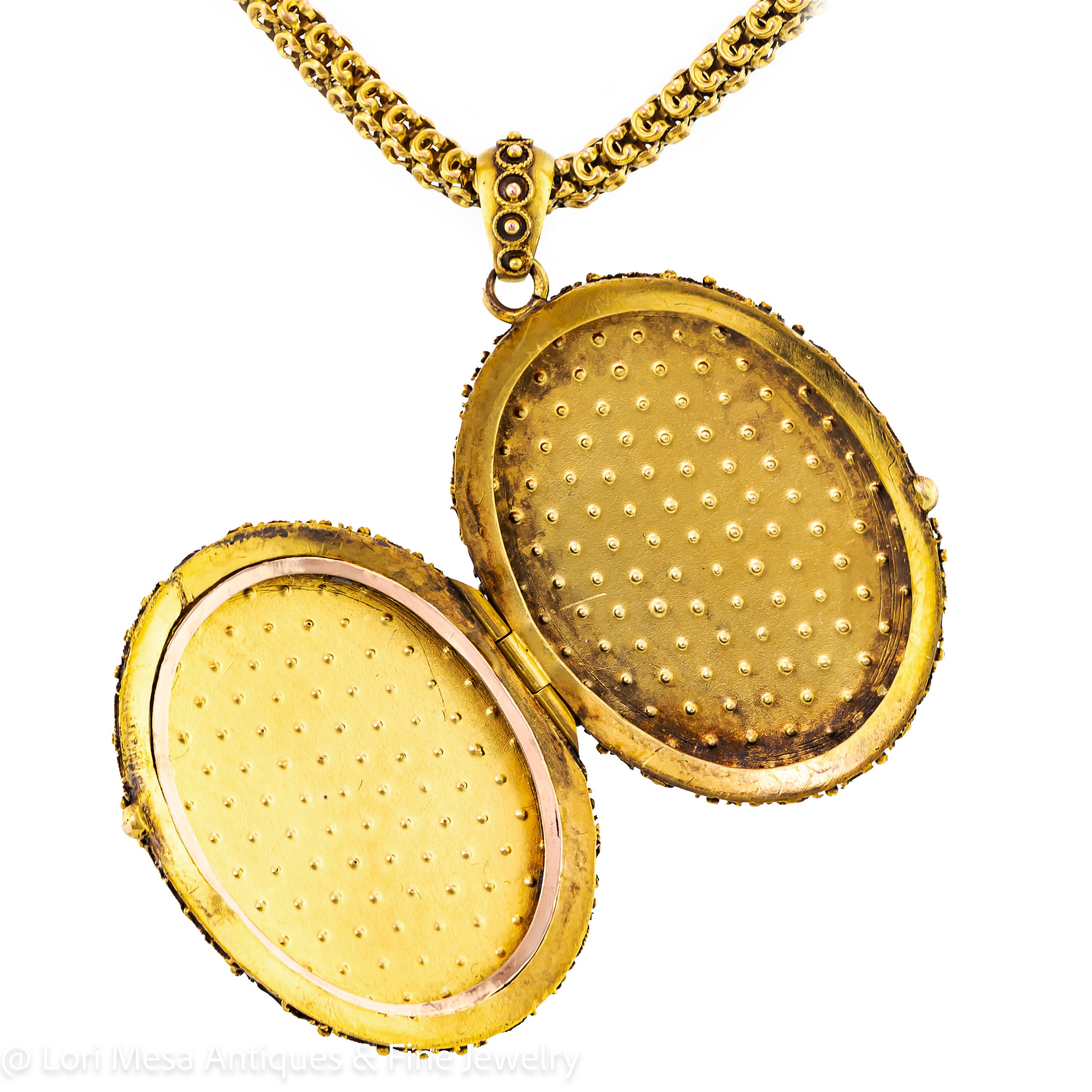 Lasciati conquistare dalla squisita bellezza di questo medaglione vittoriano, meticolosamente realizzato in oro giallo 14 carati. Questo pezzo senza tempo è accompagnato da una splendida catena in oro giallo 14 carati con chiusura a barile per la
