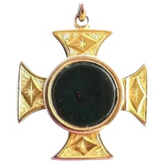 Pendentif Victorien en or jaune 9 carats avec croix de Malte et pierre de sang
