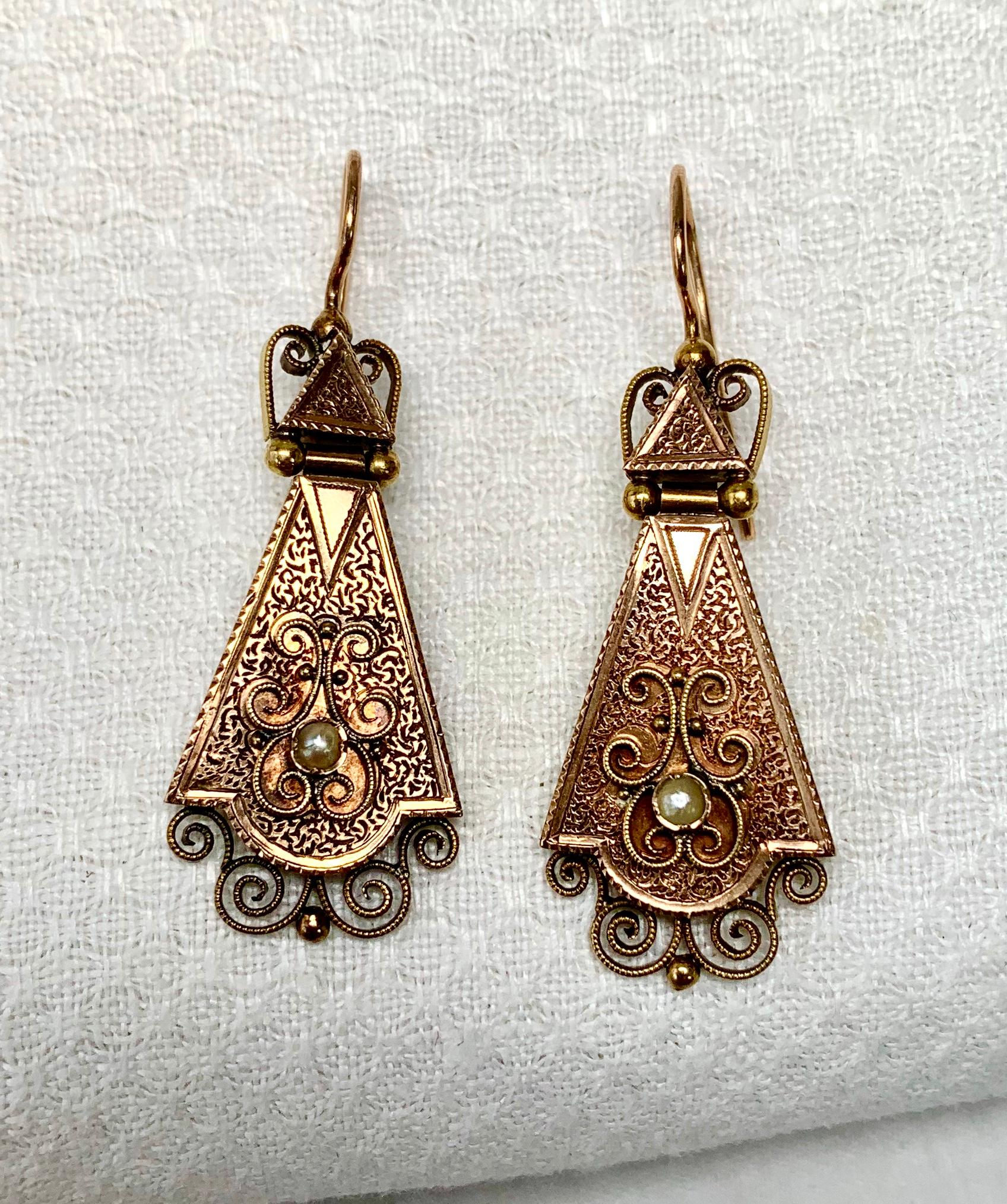 Boucles d'oreilles pendantes en or victorien articulées Revive étrusque 14 Karat Filigree Bon état - En vente à New York, NY