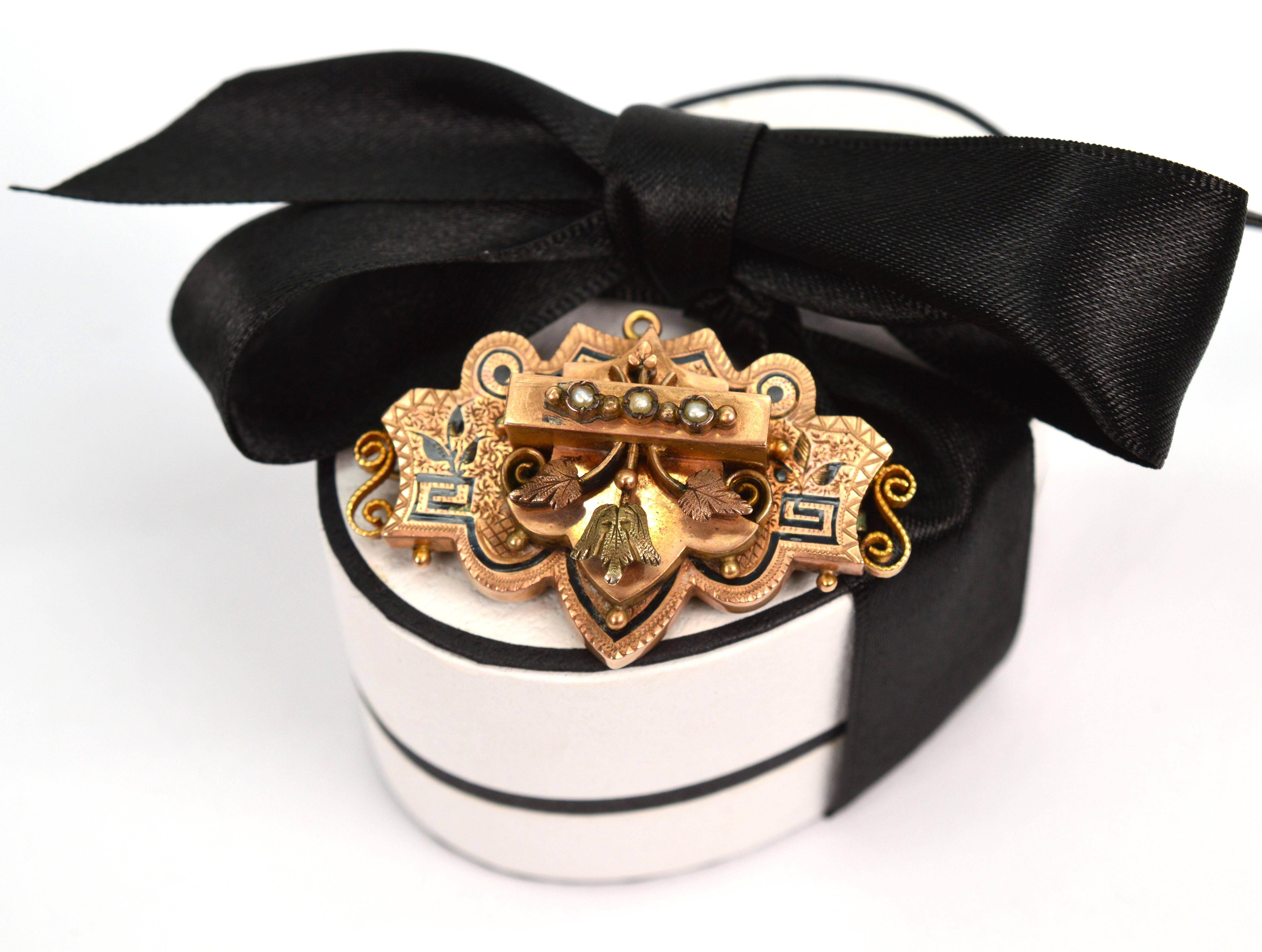 Victorian Gold Petite Brooch with Hand Painted Enamel Touches For Sale 1