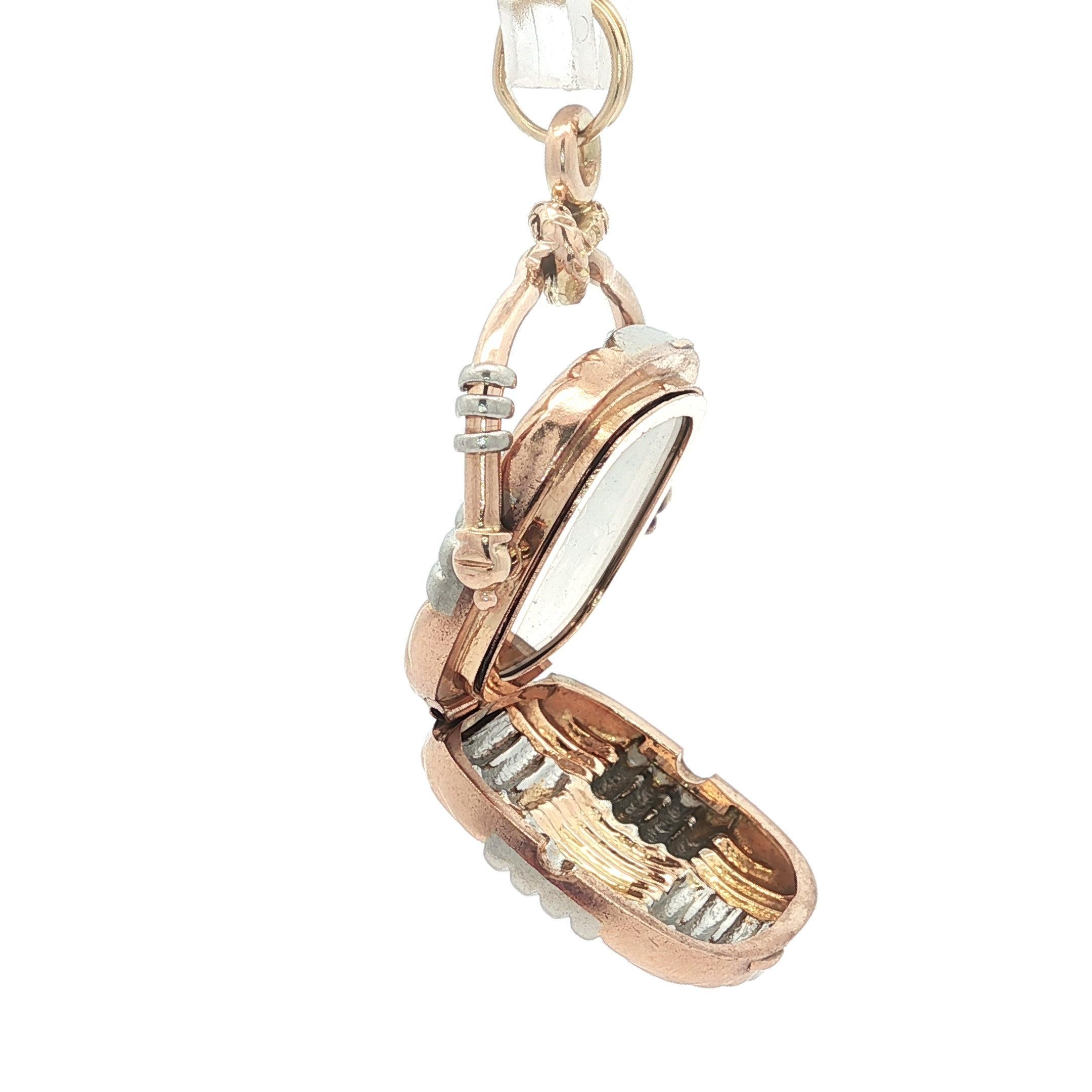 Victorien Médaille d'or et de platine en forme d'étoile, pavée de diamants et rainurée en forme de panier. en vente