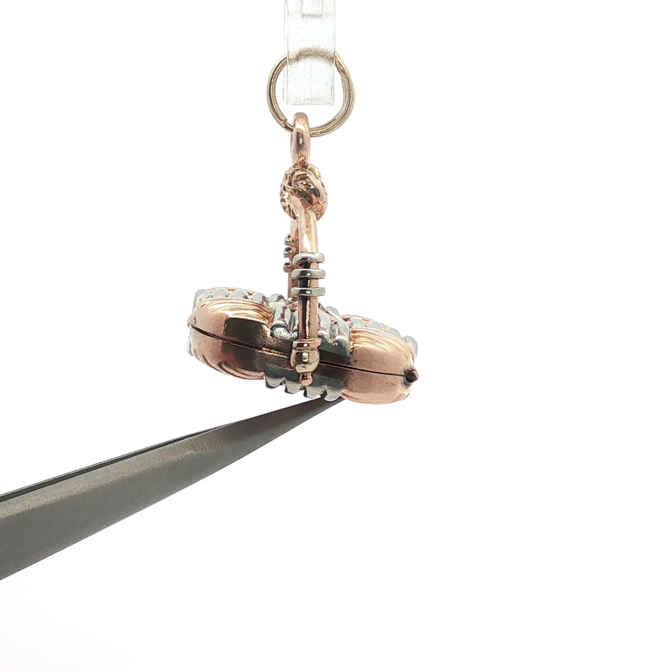 Médaille d'or et de platine en forme d'étoile, pavée de diamants et rainurée en forme de panier. Pour femmes en vente