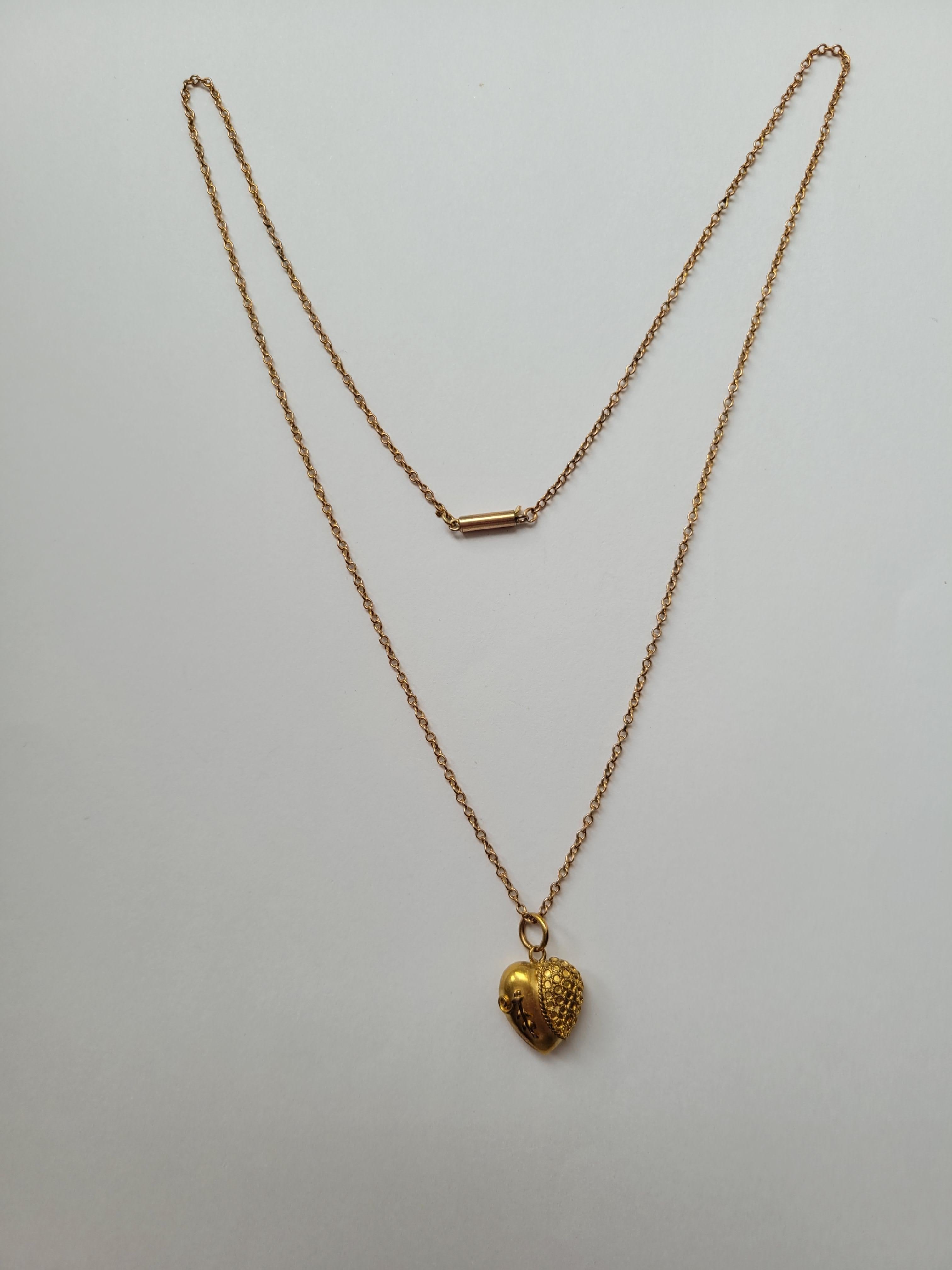 Un adorable pendentif en forme de cœur bouffant en or 15 carats de l'époque victorienne vers 1880, monté sur une chaîne en or 9 carats de l'époque victorienne. Origine anglaise. 

Pendentif : hauteur 20 mm, largeur 12 mm.
Marqué 15 CT pour l'or 15
