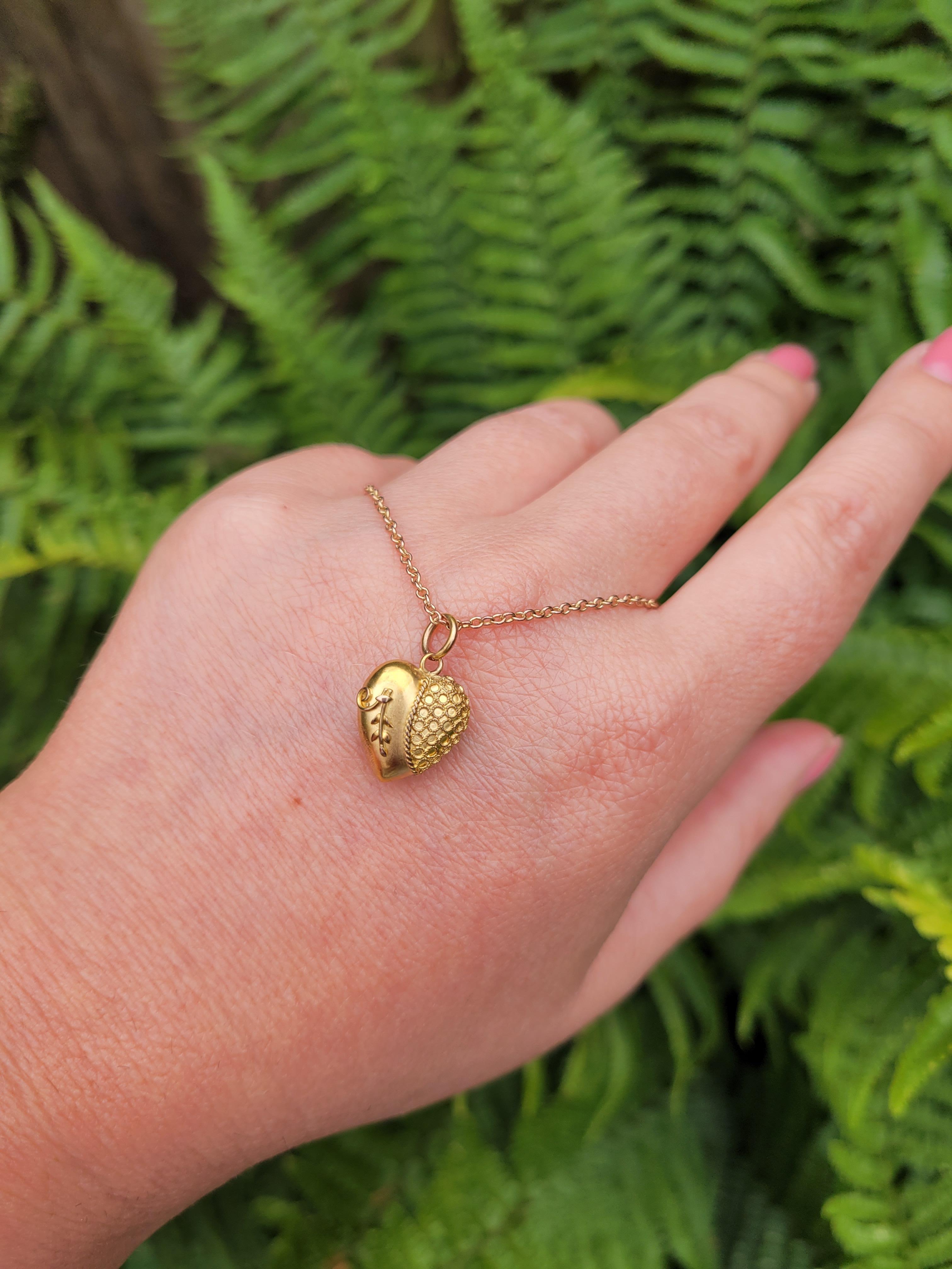 Late Victorian Victorian Gold puffy heart pendant necklace For Sale