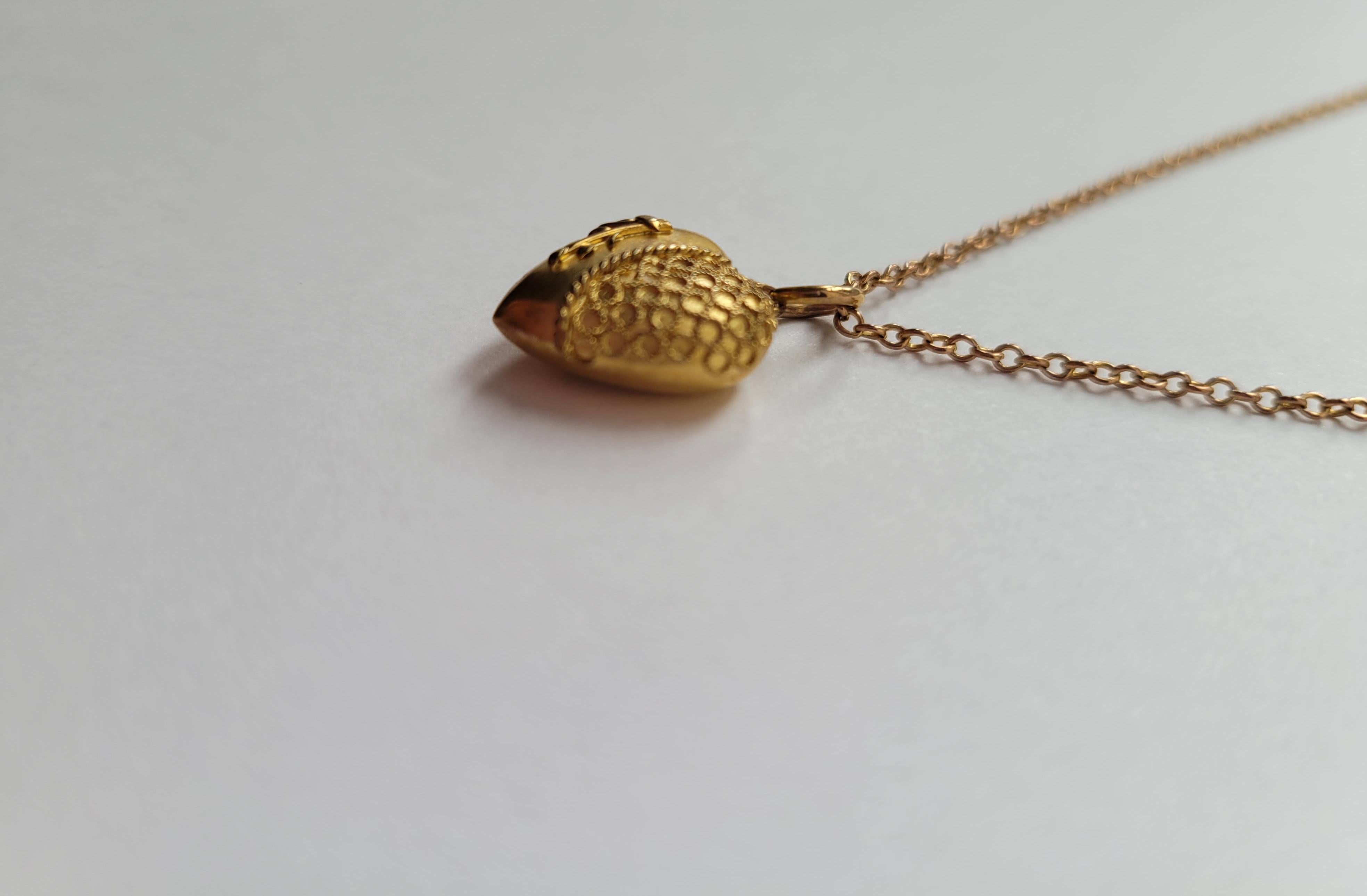 Victorian Gold puffy heart pendant necklace In Good Condition For Sale In Boston, Lincolnshire