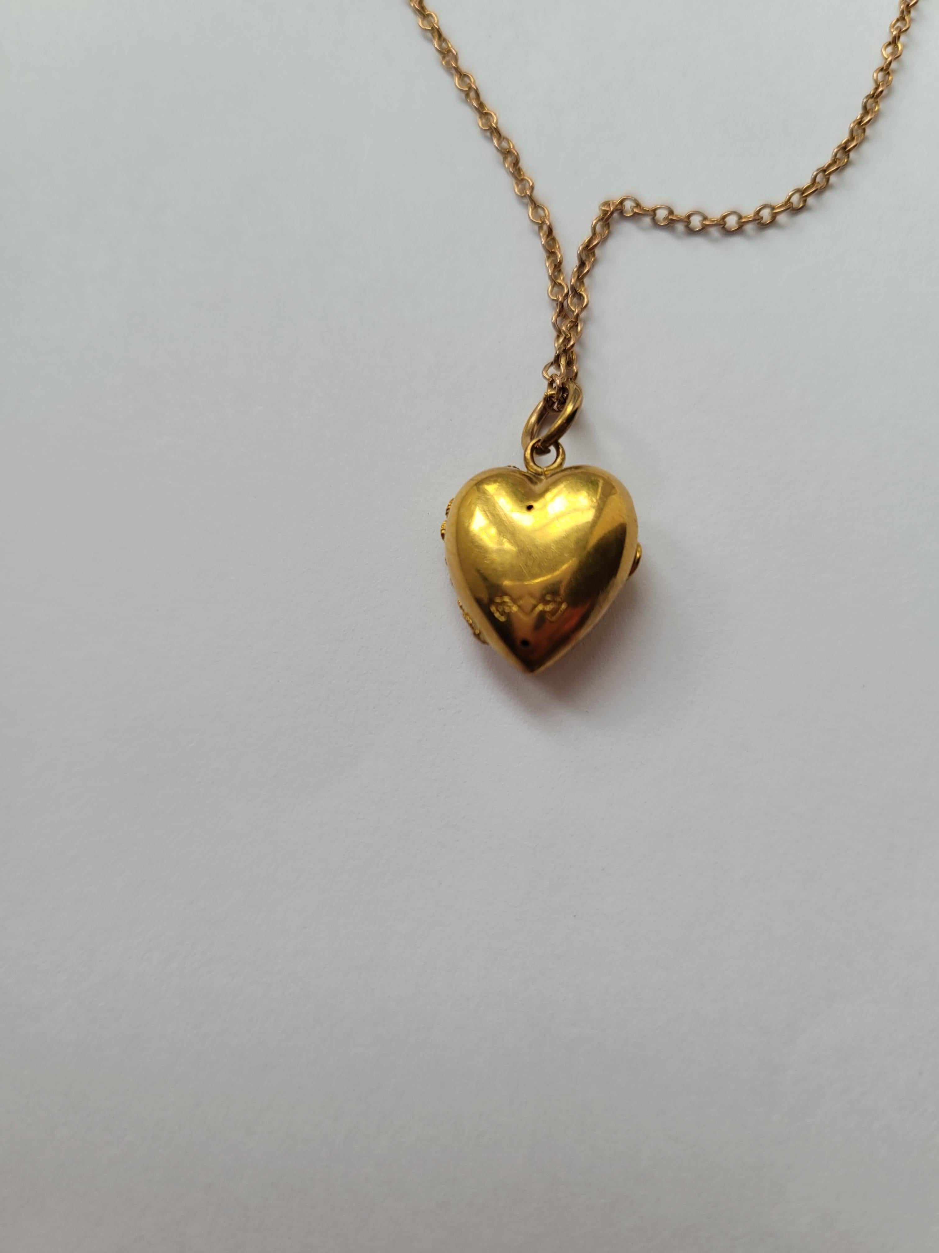 Women's Victorian Gold puffy heart pendant necklace For Sale