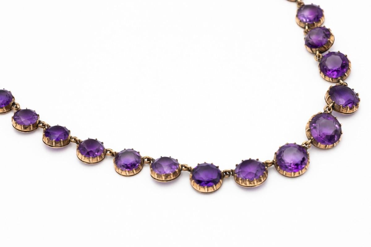 The Victorian rivière necklace comes from late 19th century Great Britain.

It consists of a series of gradually increasing round-cut amethysts.

Amethysts with a diameter of 7-11mm.

Made of 9 carat gold

Length 39cm

Item weight 27.49g

Very good
