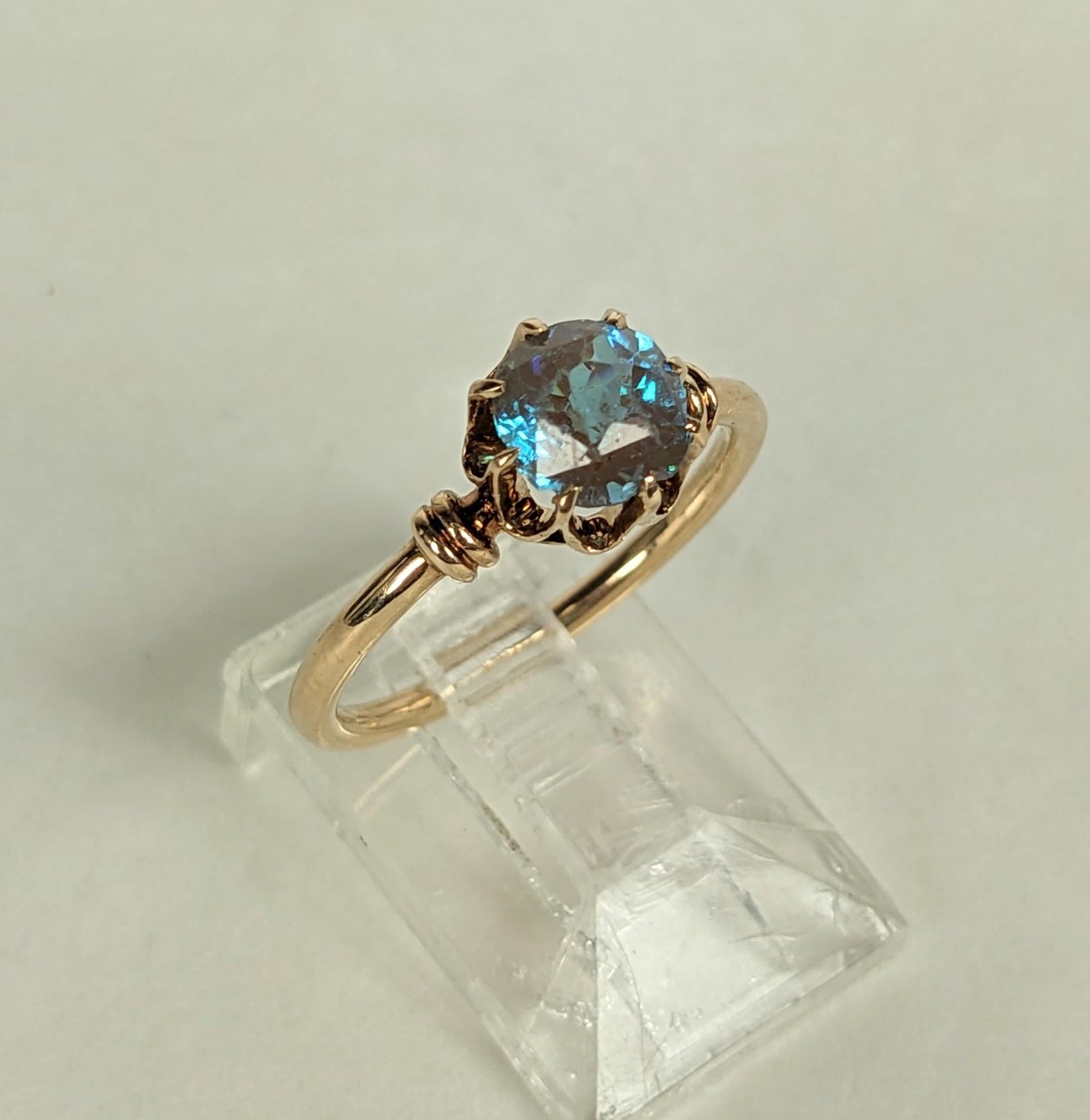 Victorian Gold Saphiret Solitaire Ring en Bueno estado para la venta en New York, NY