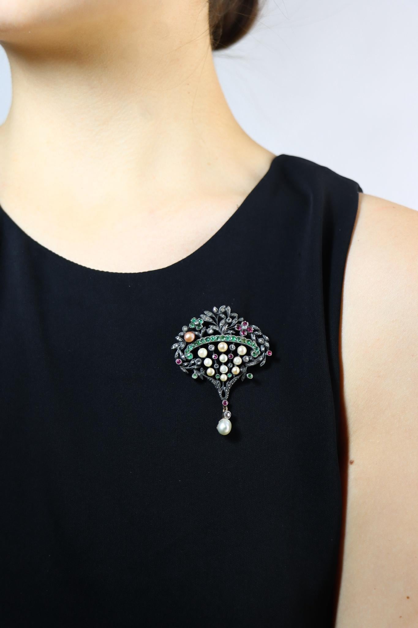 Broche victorienne en or et argent, émeraude, rubis, perle et diamant

Dimensions approximatives :
5,4 cm (longueur) 
4 cm (largeur)
13,7 grammes.