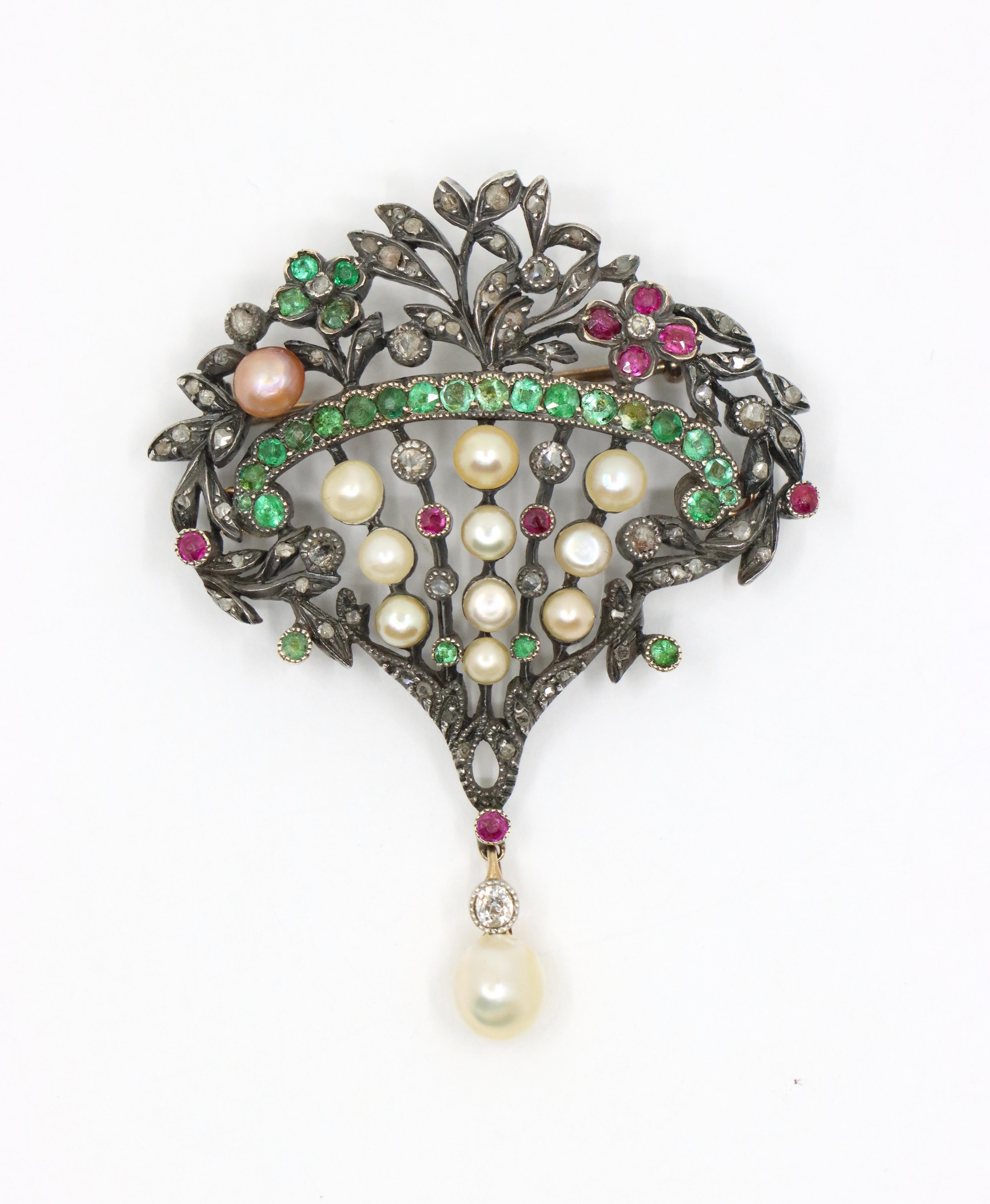 Taille ronde Broche victorienne en or et argent, émeraude, rubis, perle et diamant en vente