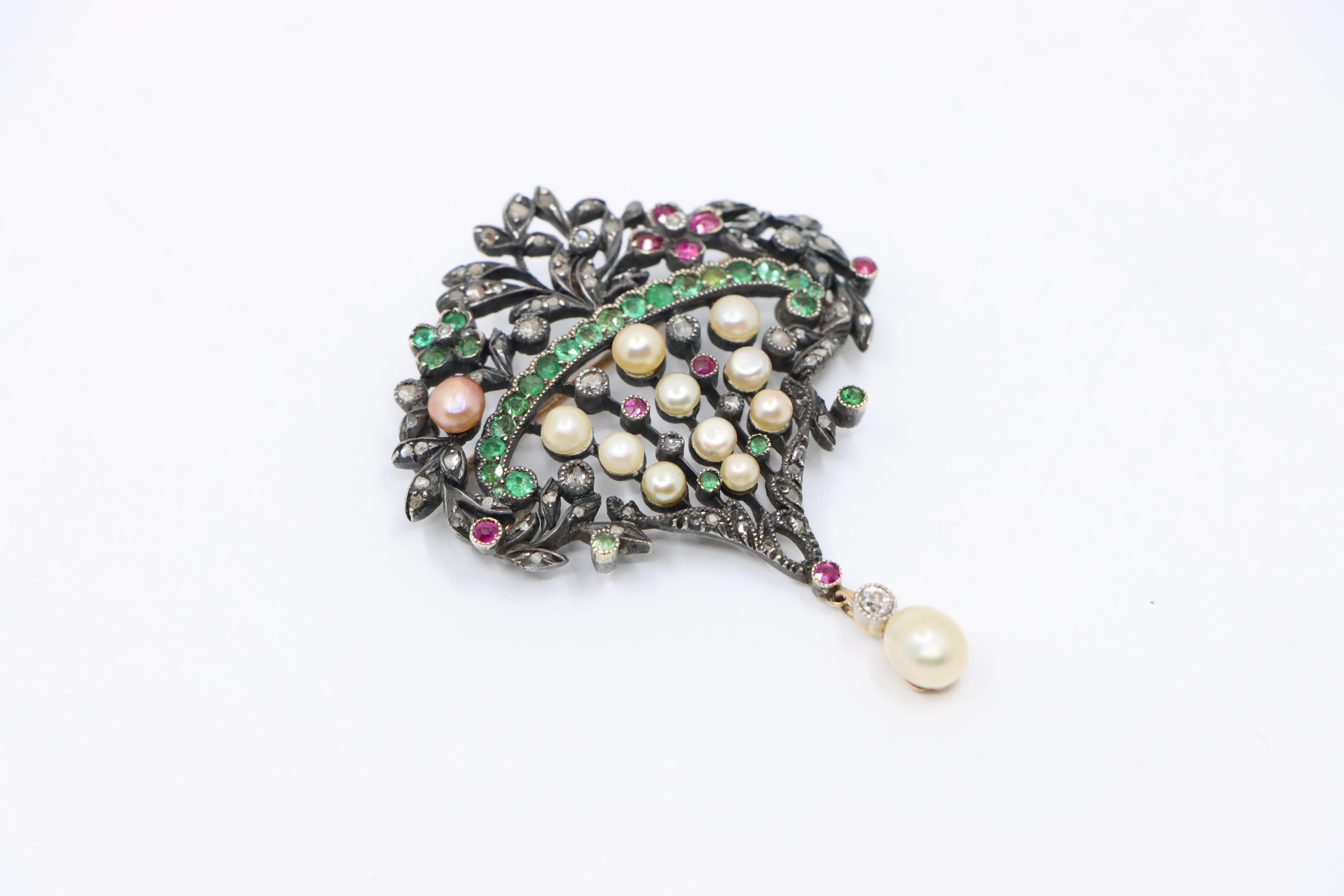 Broche victorienne en or et argent, émeraude, rubis, perle et diamant Bon état - En vente à Flushing, NY
