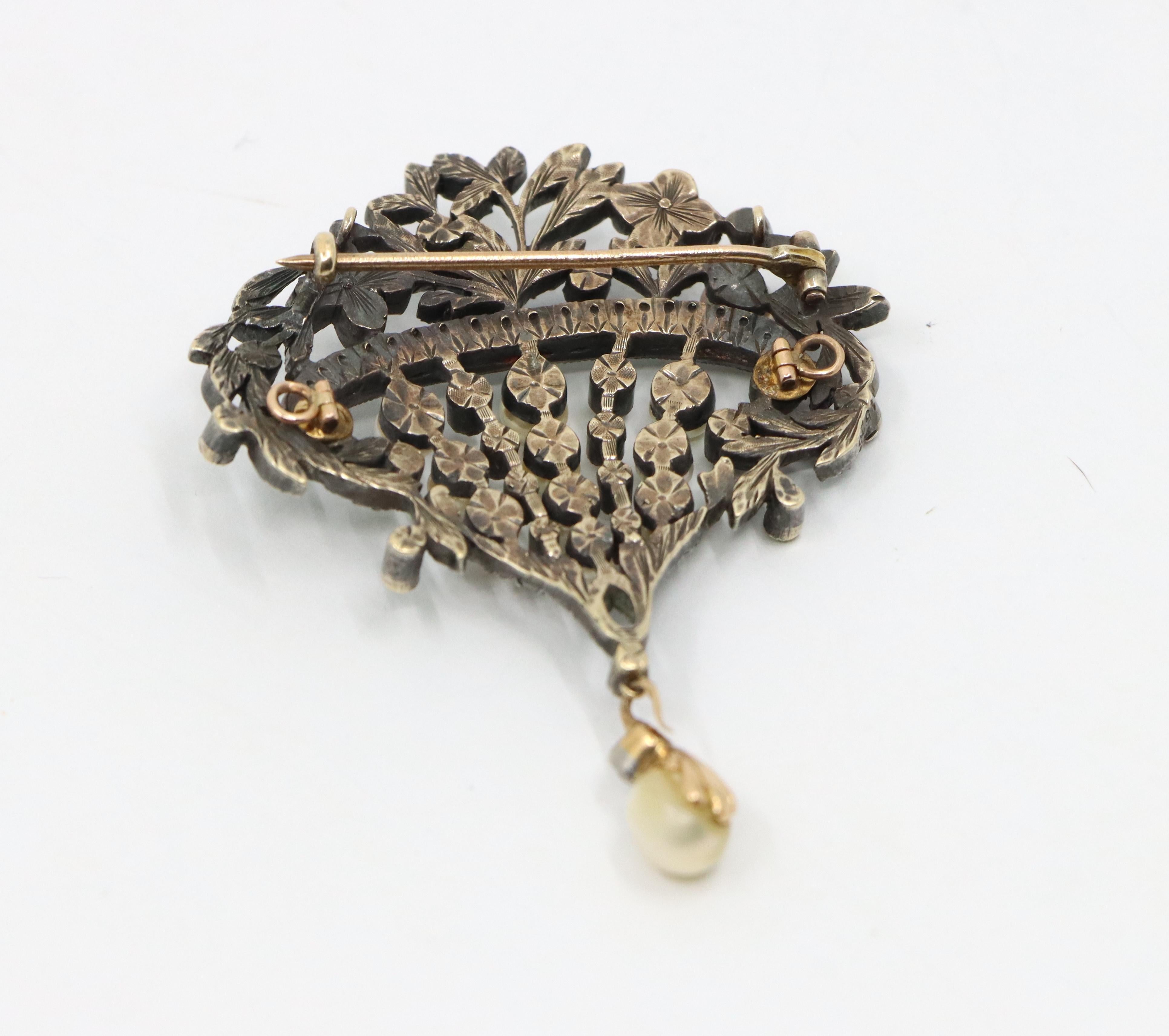 Broche victorienne en or et argent, émeraude, rubis, perle et diamant en vente 3