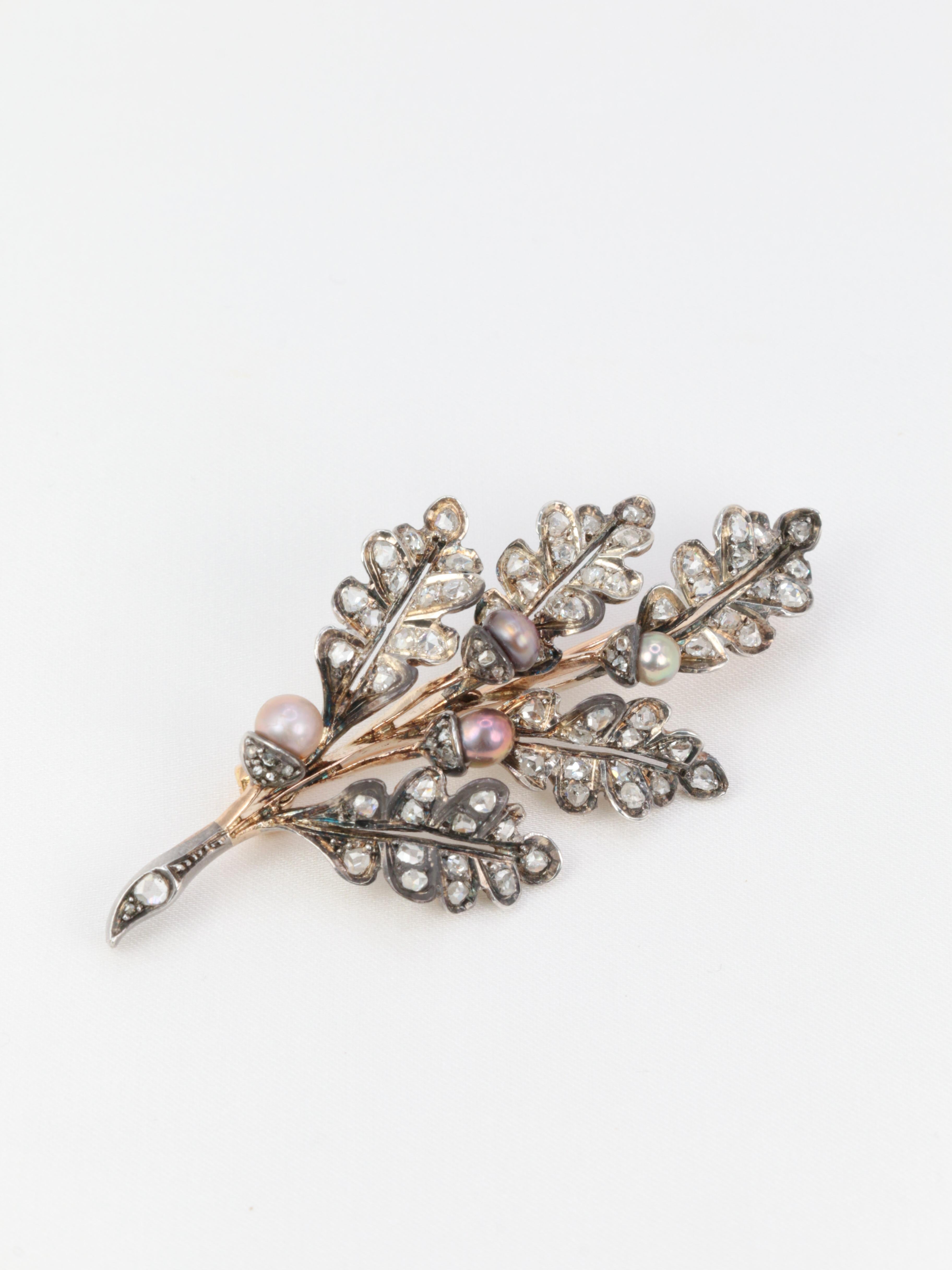 18Kt (750°/°°) gold leaf broochset with rose-cut diamonds and rare gray pearls of different shades.
Presence of a screw system to mount the jewel into a hairpin 
Very nice French work of the late 19th century 
Eagle head hallmark for 18Kt gold and