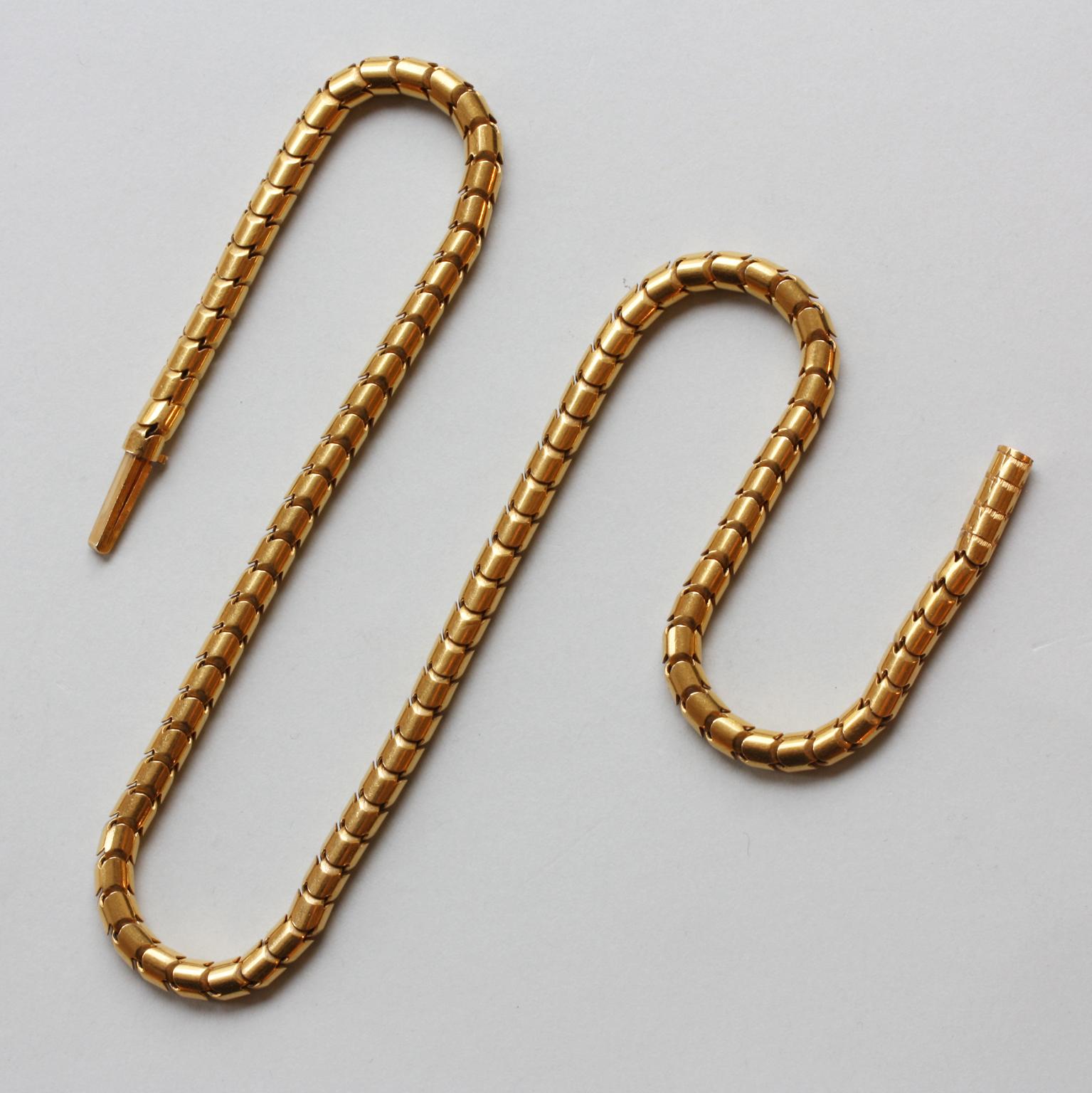 An 18 carat gold flexible snake chain with round cylindrical smooth links and an invisible lock, England, 19th century.

length: 39.5 cm
weight: 33.87 grams
width: 5 mm
