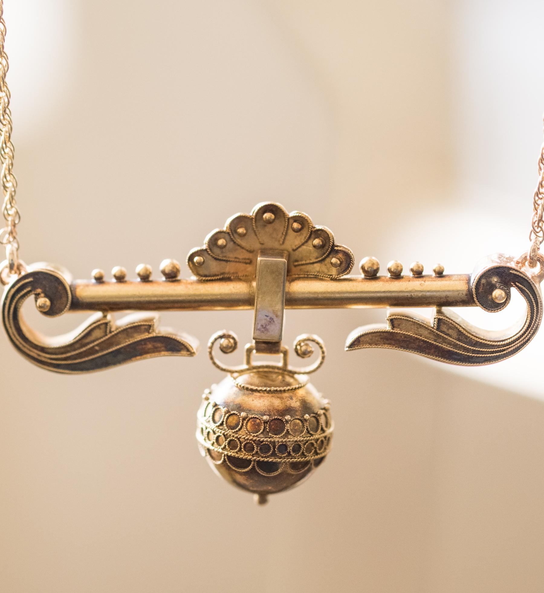 Victorian Gold Sphere Necklace In Good Condition For Sale In Stroud, GB