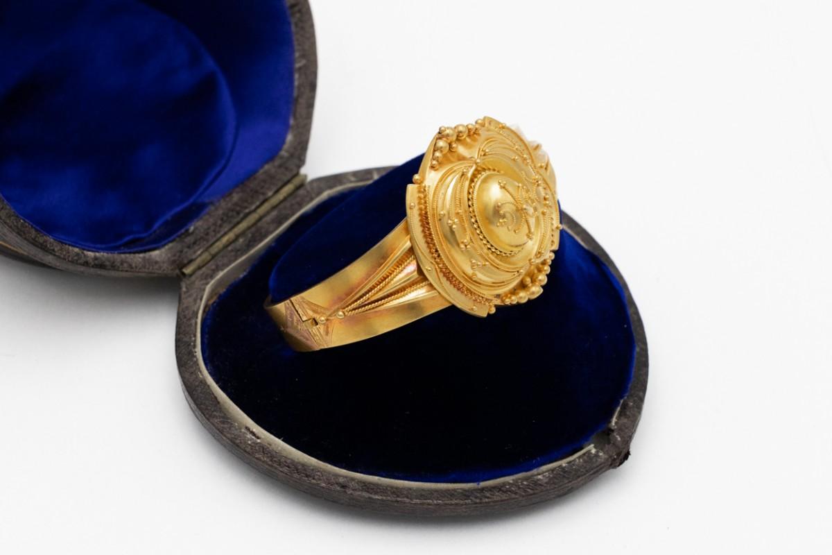 Das frühviktorianische Armband stammt aus Großbritannien aus dem frühen 19. Jahrhundert. 
Hergestellt aus 14K Gold (0,550), bestätigt durch Schätzung mit Zertifikat.
Das Armband ist ein sentimentales Schmuckstück - auf der Innenseite ist Platz für