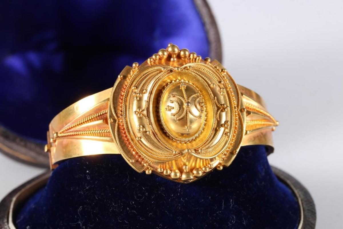 Victorian golden bracelet, Great Britain, early 19th century. For Sale 4