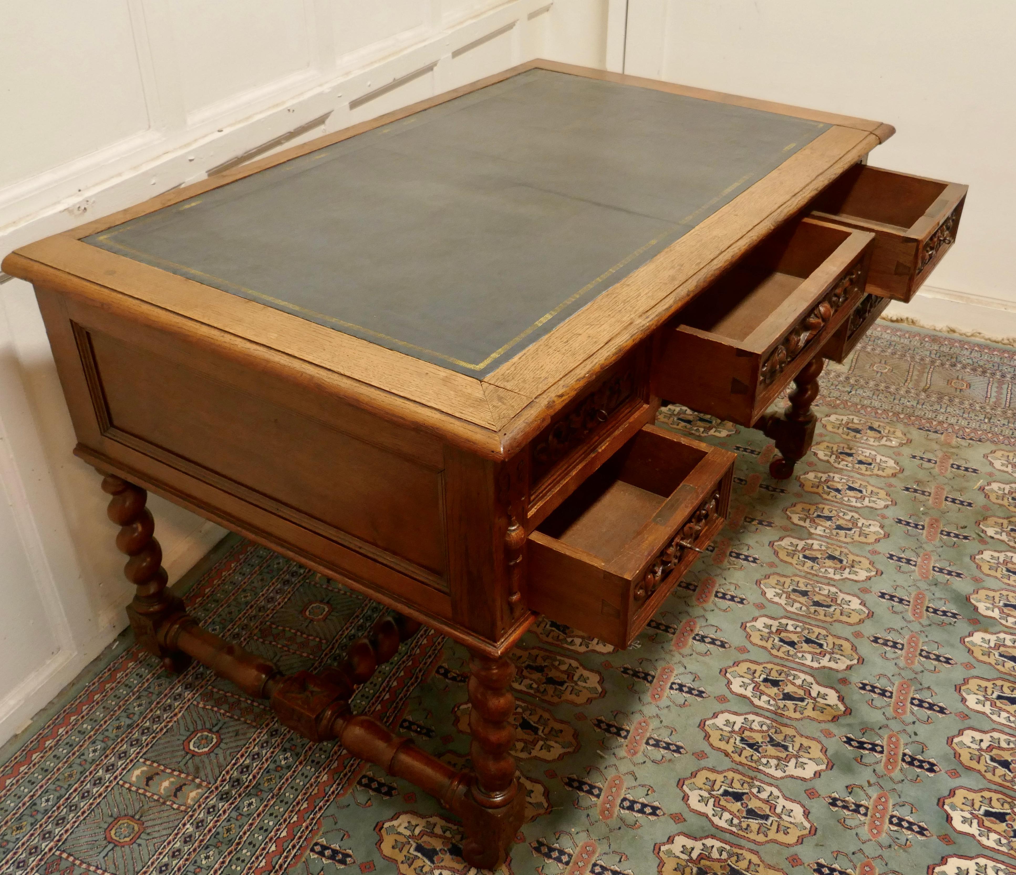 Victorian Golden Oak Green Man Desk In Good Condition For Sale In Chillerton, Isle of Wight