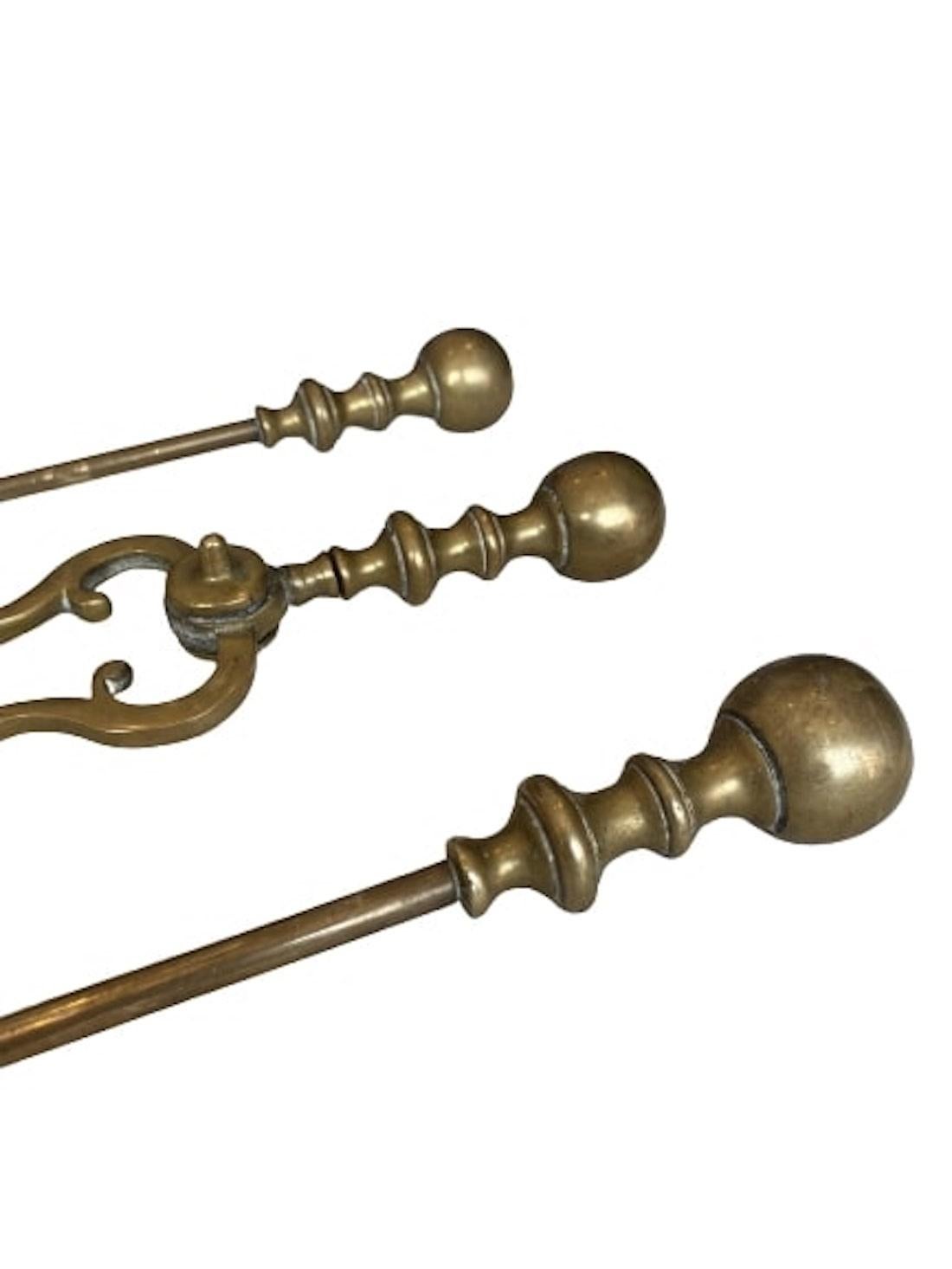 Victorian Gothic Ball Motif Brass Fire Companion Set, 19th Century In Good Condition For Sale In Southall, GB