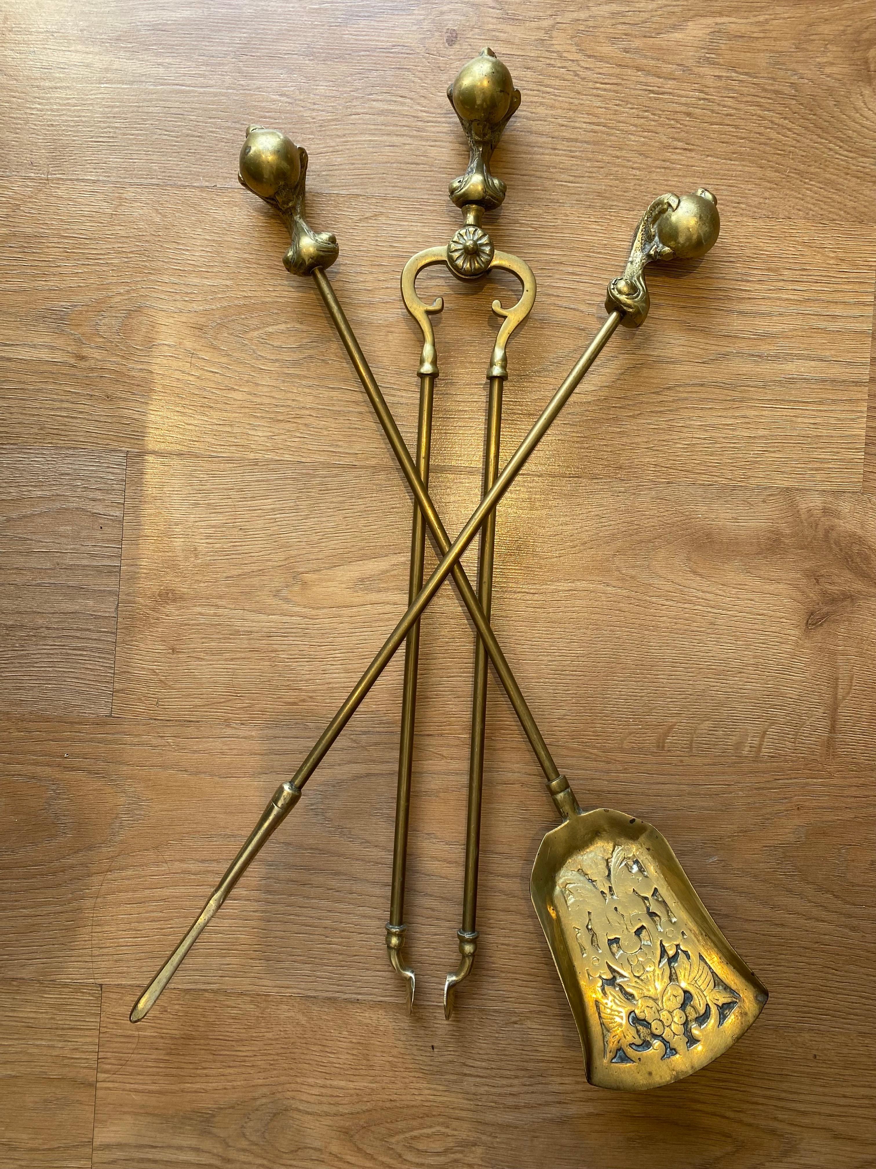 A stunning antique Victorian Gothic brass ball eagle claw fire companion set. The superb set is solid brass, with beautiful ball and eagle claw motif. The spade is engraved with floral design, matching the elegant yet powerful impression the set