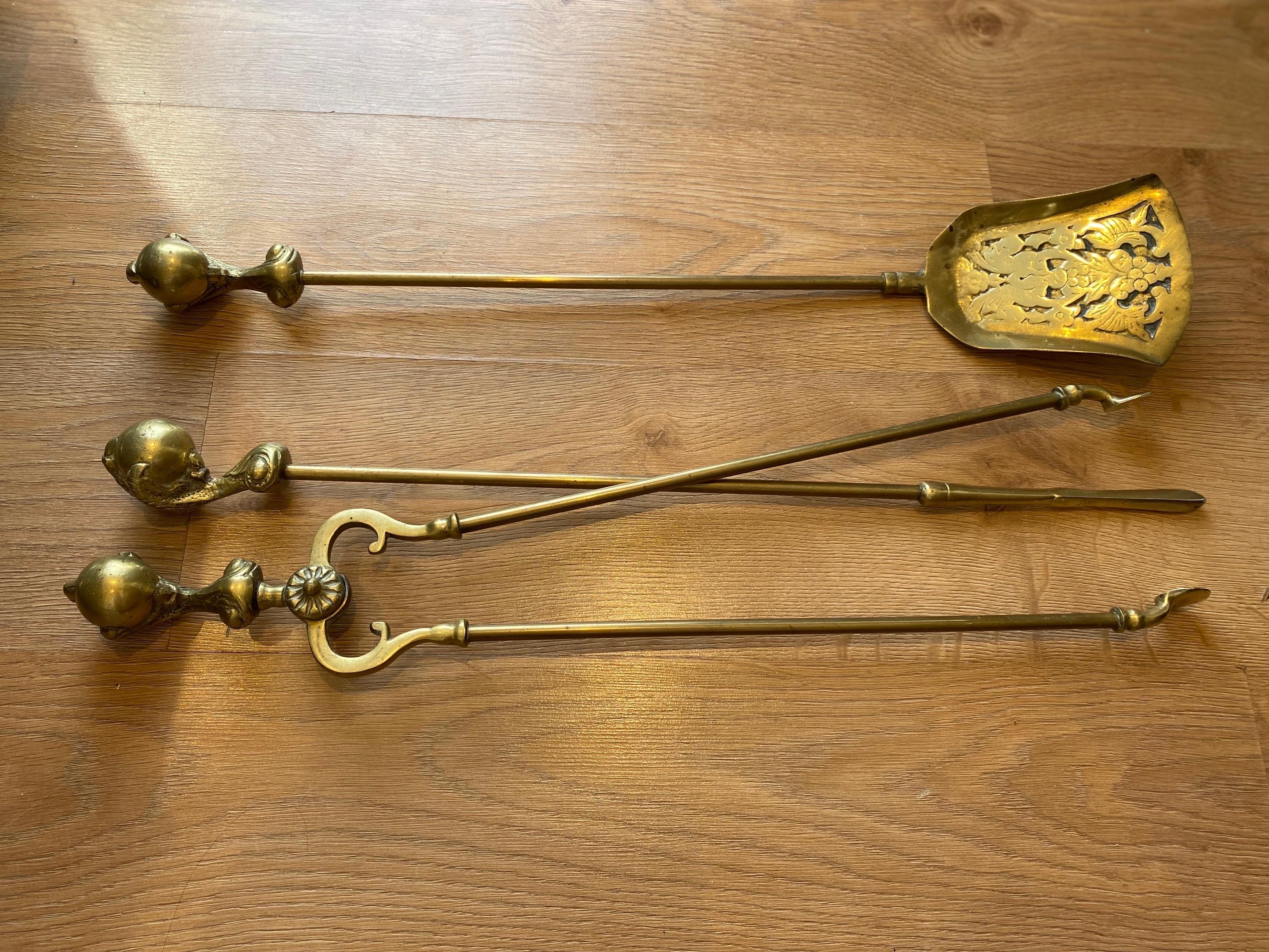 Victorian Gothic Brass Ball and Eagle Claw Motif Fire Companion Set In Good Condition For Sale In Southall, GB
