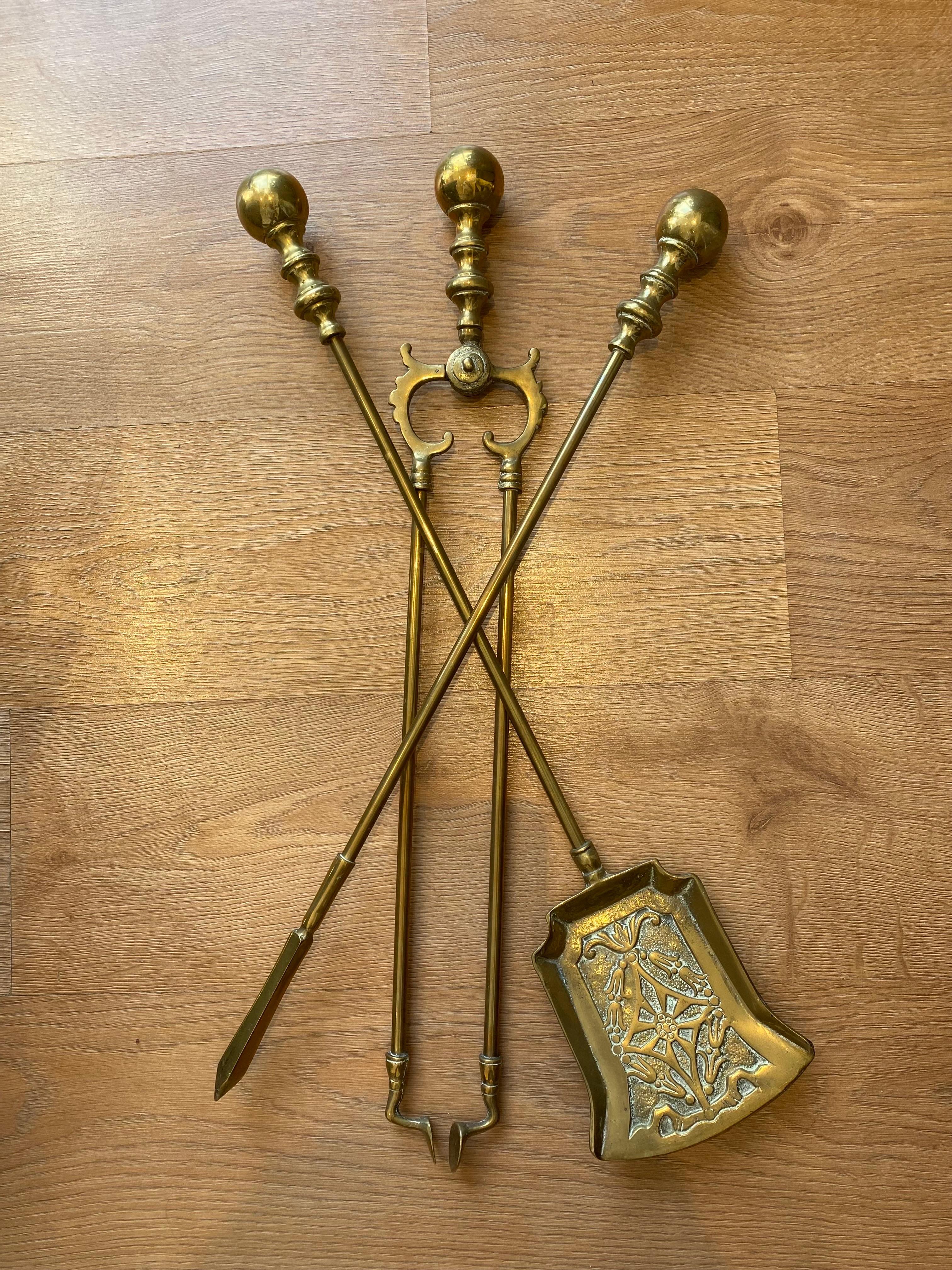 A stunning antique Victorian brass fire companion set. The superb set is solid brass, with beautiful ball motif. with matching the elegant yet powerful impression the set provides. This is truly a remarkable set, with fantastic craftsmanship. A