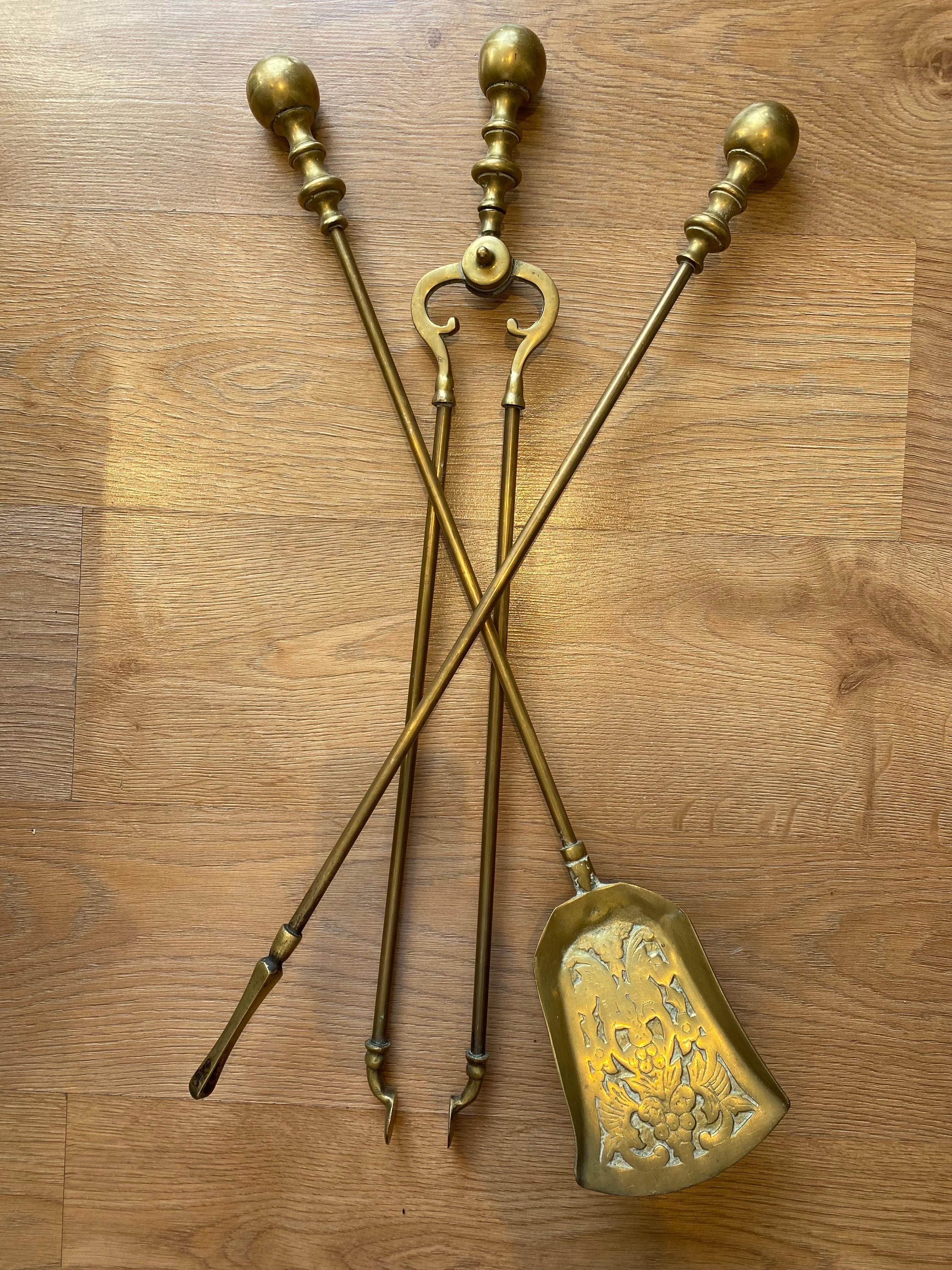 A stunning antique Victorian brass fire companion set. The superb set is solid brass, with beautiful ball motif. with matching the elegant yet powerful impression the set provides. This is truly a remarkable set, with fantastic craftsmanship. A