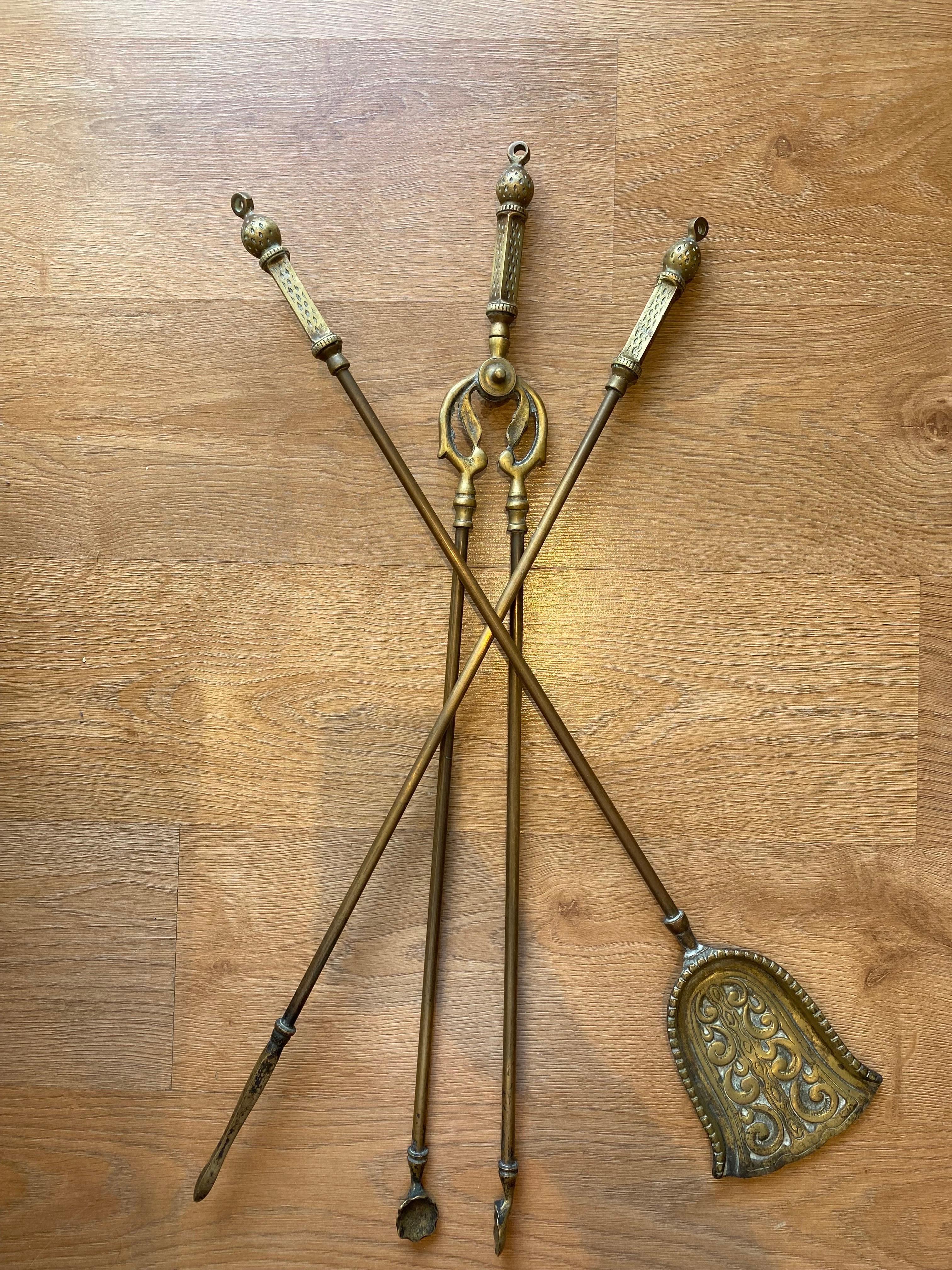 A stunning antique Victorian brass fire companion set. The superb set is solid brass, with beautiful ball motif. with matching the elegant yet powerful impression the set provides. This is truly a remarkable set, with fantastic craftsmanship. A