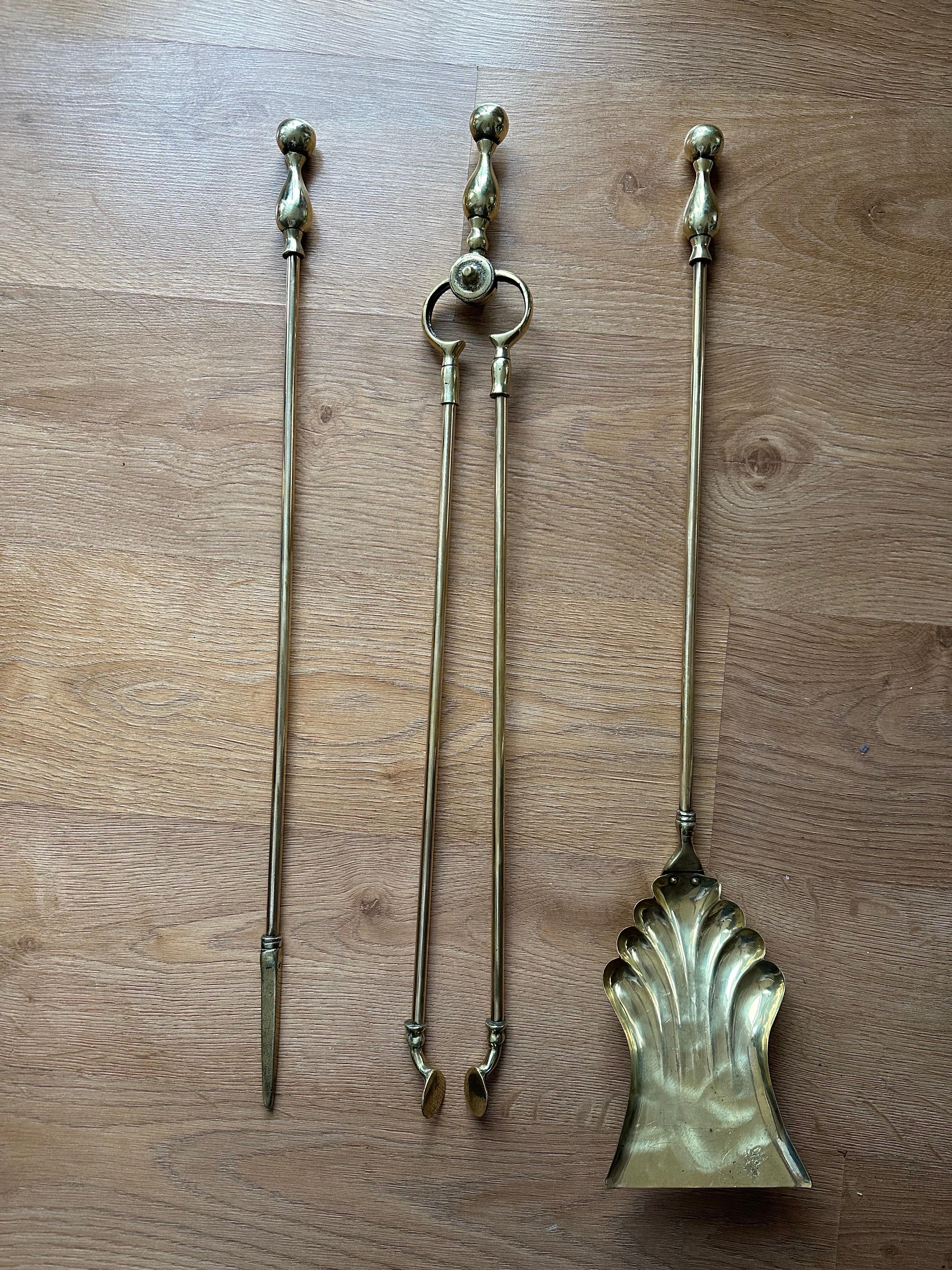A stunning 19th century antique Victorian brass fire companion set with firedogs. The superb set is solid brass, with beautiful ball motif. with matching the elegant yet powerful impression the set provides. This is truly a remarkable set, with