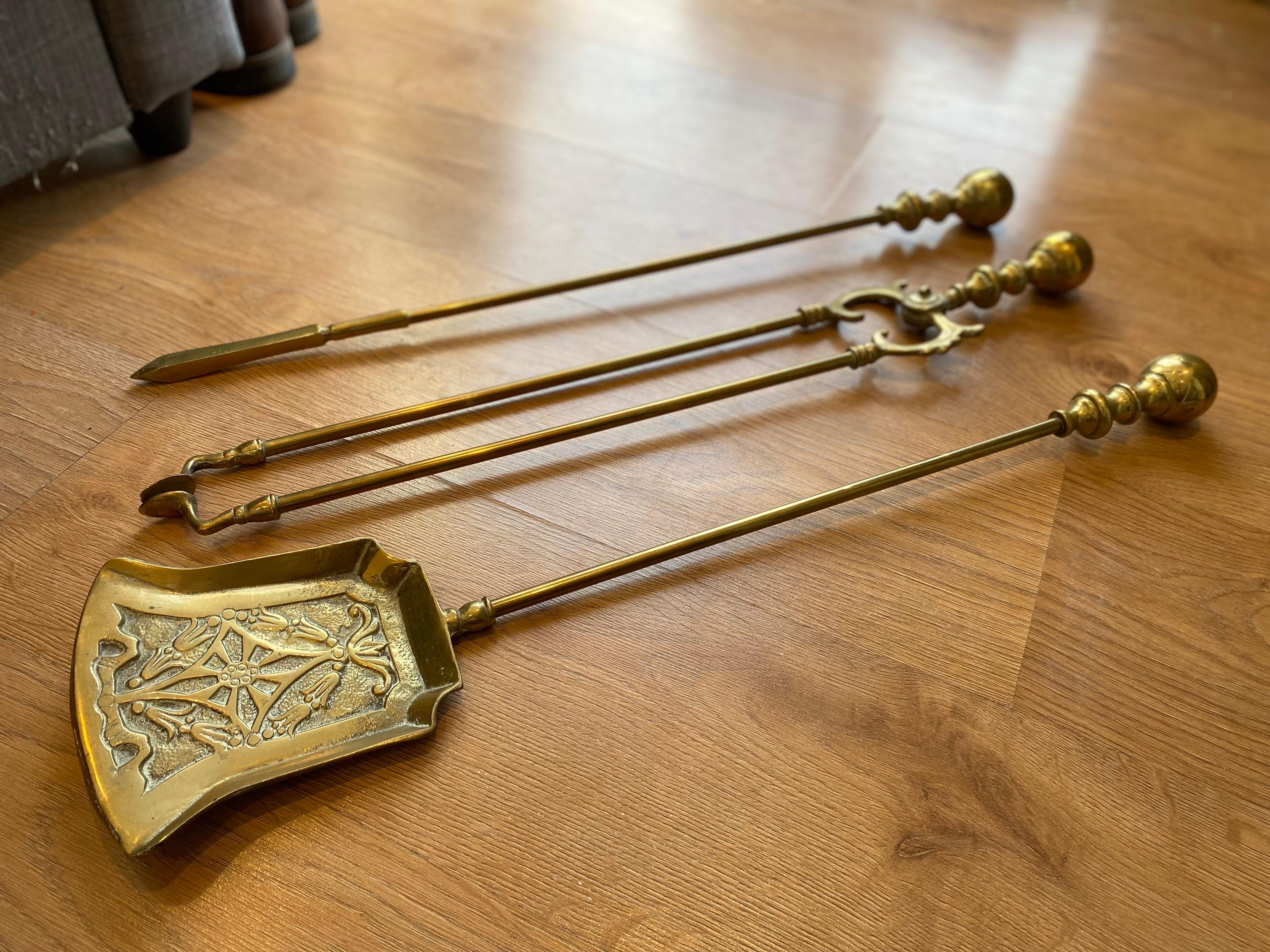 Victorian Gothic Brass Fire Companion Set, 19th Century In Excellent Condition For Sale In Southall, GB