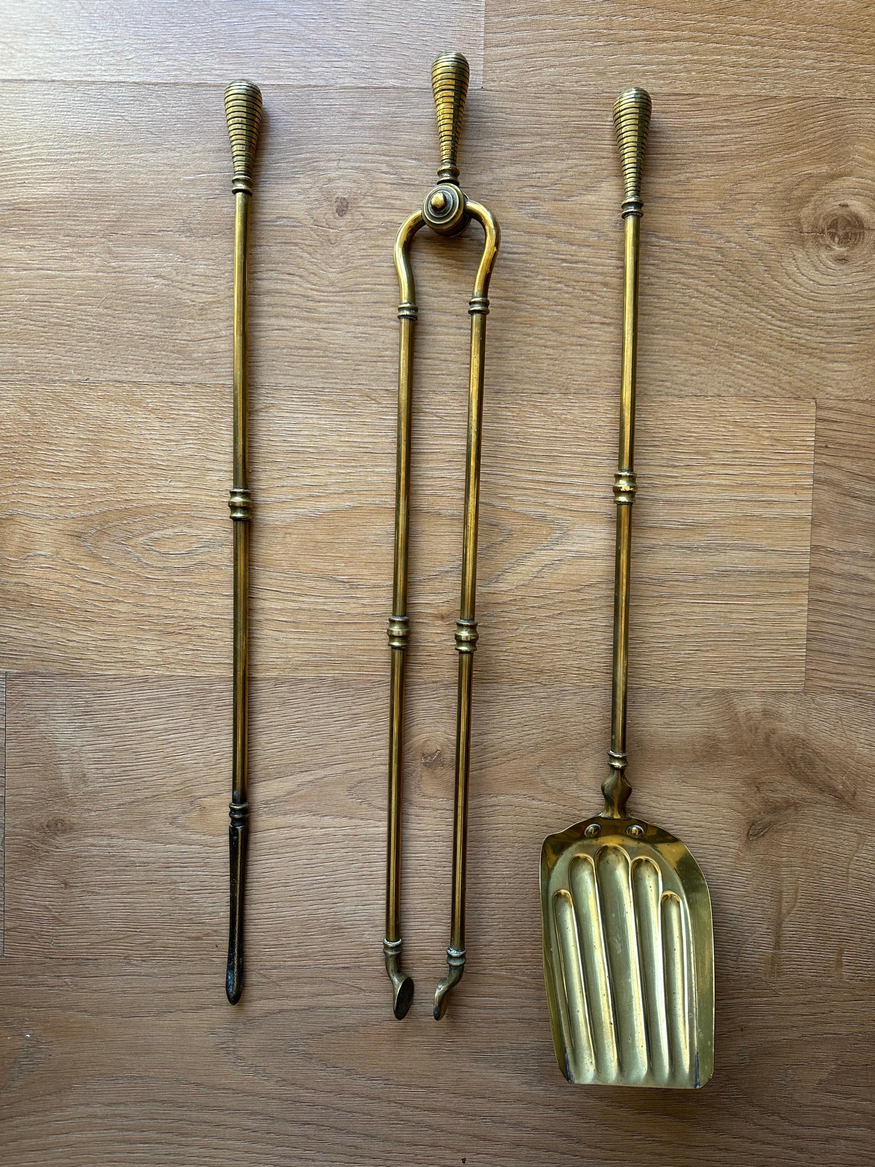 A stunning and unique antique Victorian brass fire companion set. The superb set is solid brass, with beautiful twirl top motif. With matching the elegant yet powerful impression the set provides. This is truly a remarkable set, with fantastic