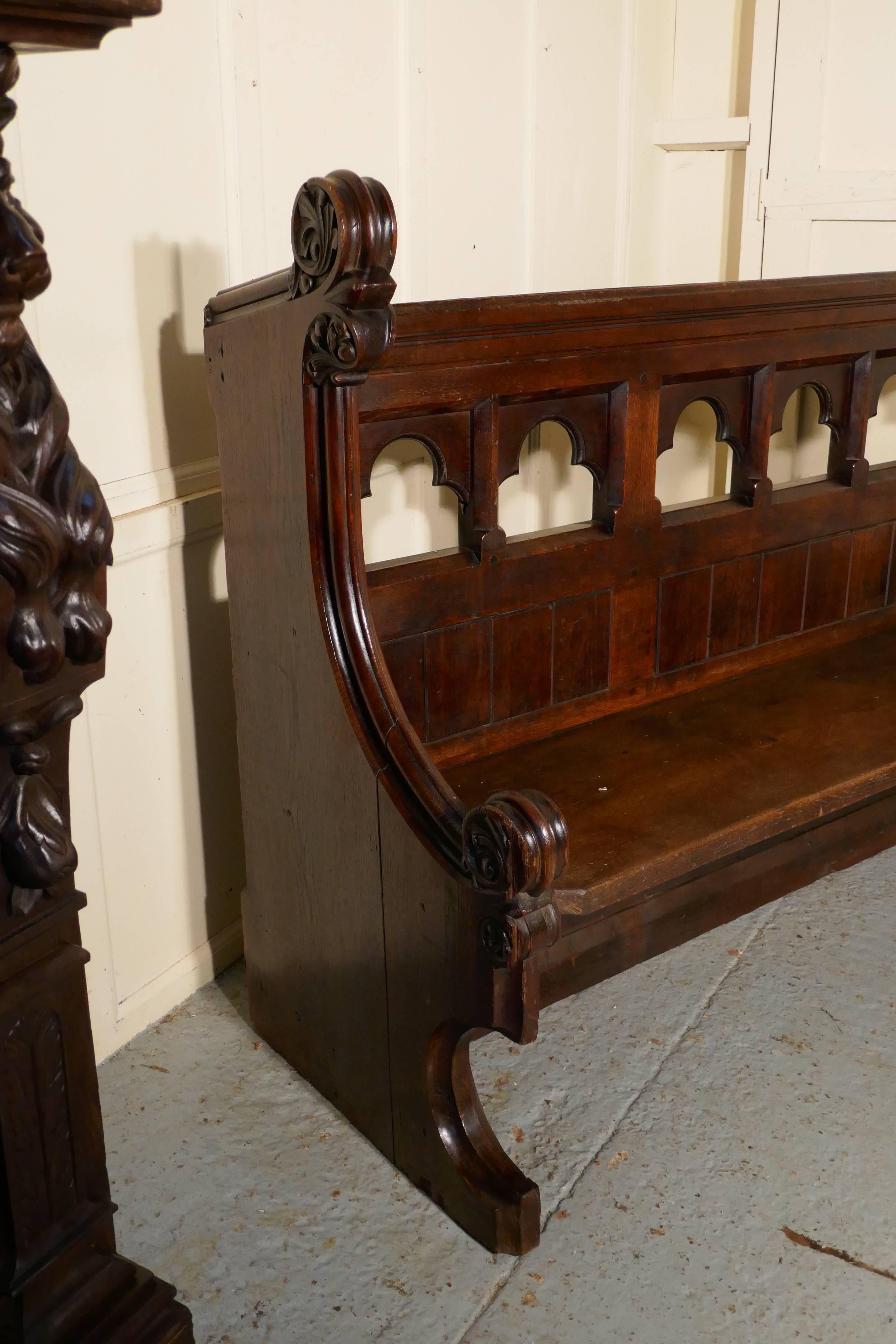 Victorian Gothic Carved Oak Pew In Good Condition In Godshill, Isle of Wight