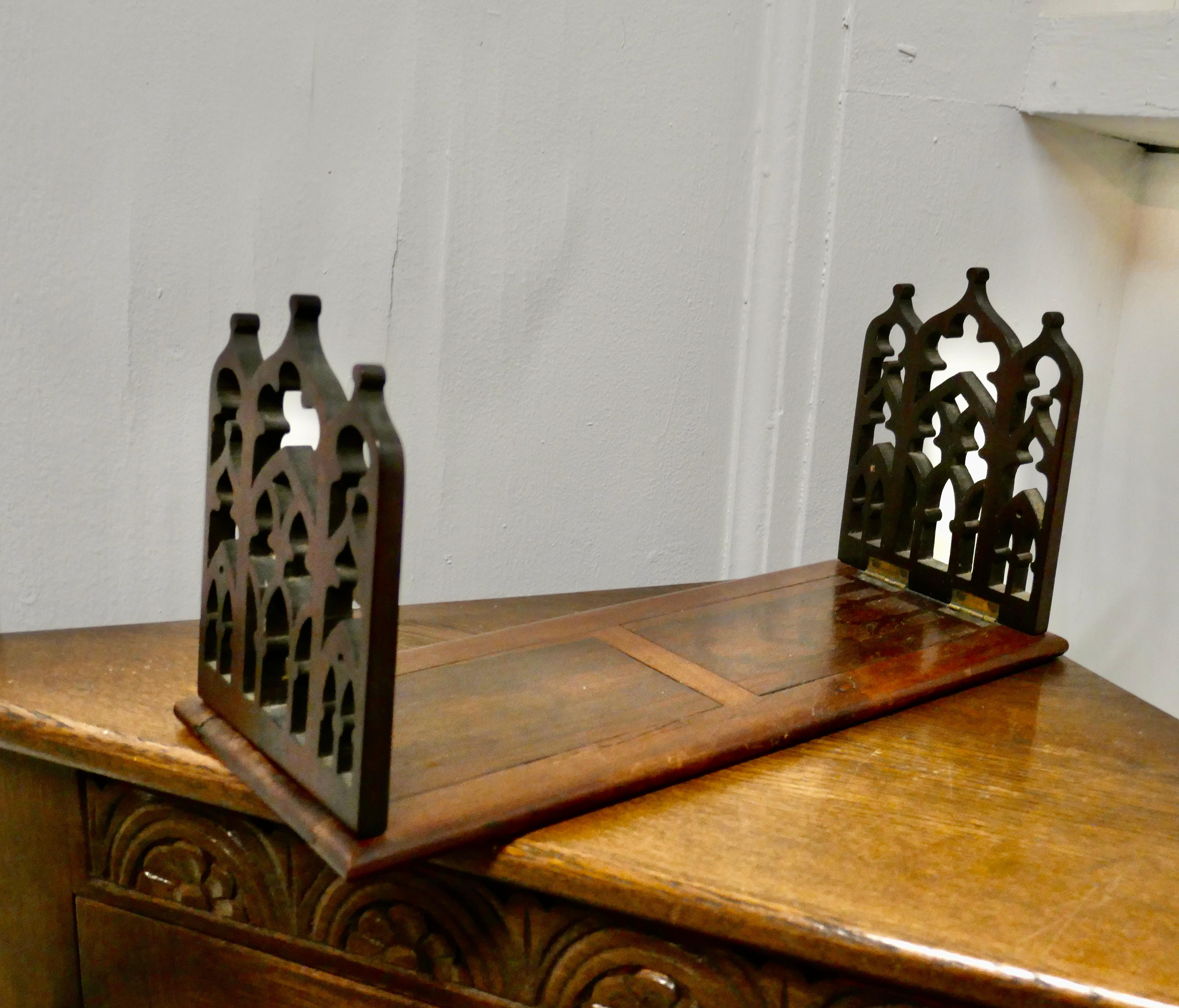 Victorian Gothic folding extending bookend slide

A very attractive piece with pierced mahogany ends which both food flat and extend to hold more books securely

The slide is 13” wide extending to 21”, it is 7” deep and the sides are 6” high