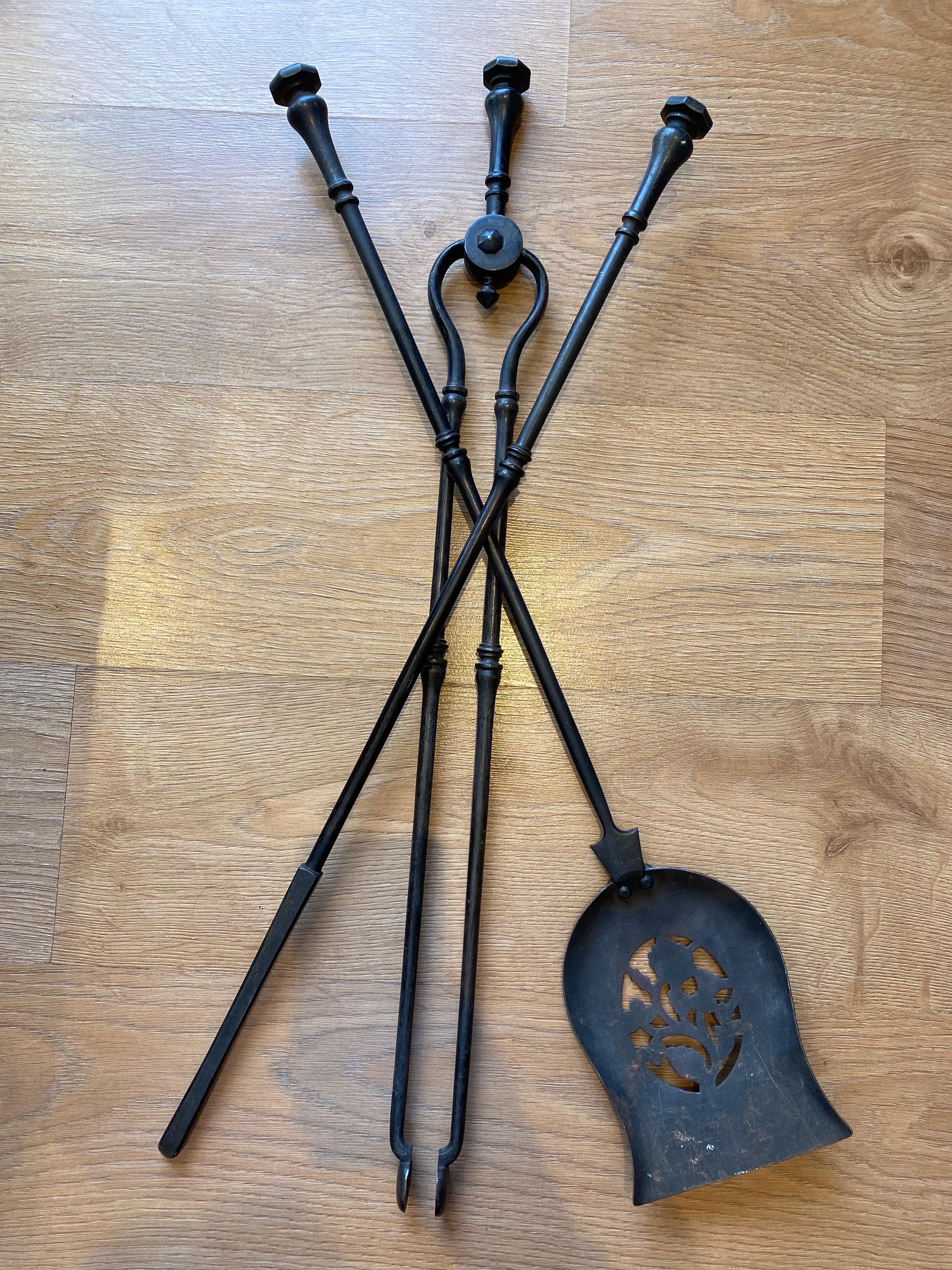 A stunning antique Victorian Iron fire companion set. The superb set is solid brass, with beautiful ball motif. with matching the elegant yet powerful impression the set provides. This is truly a remarkable set, with fantastic craftsmanship. A