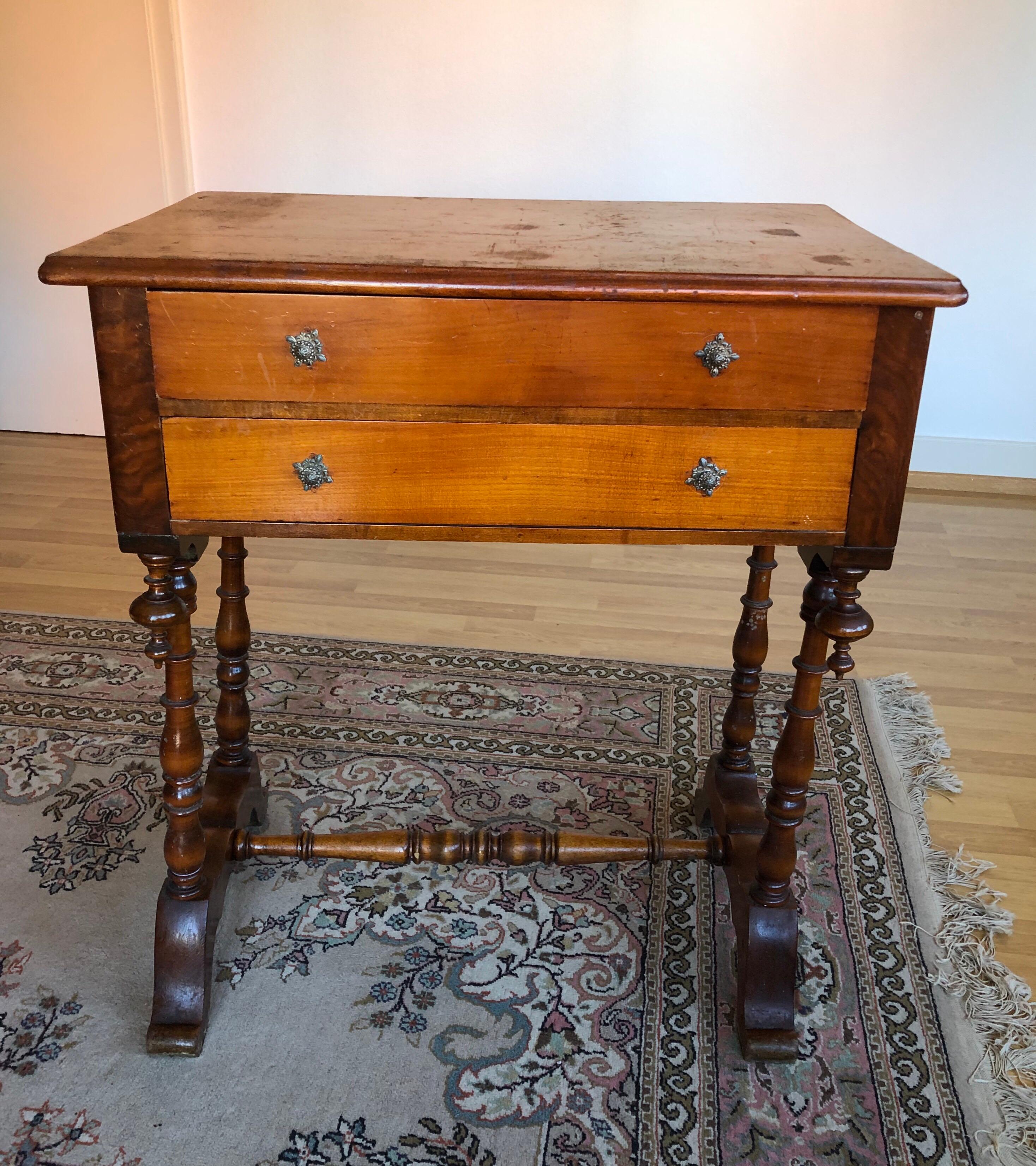 Victorian Gothic Revival Dressing Walnut Side Table, 19th Century ON SALE  (Französisch)