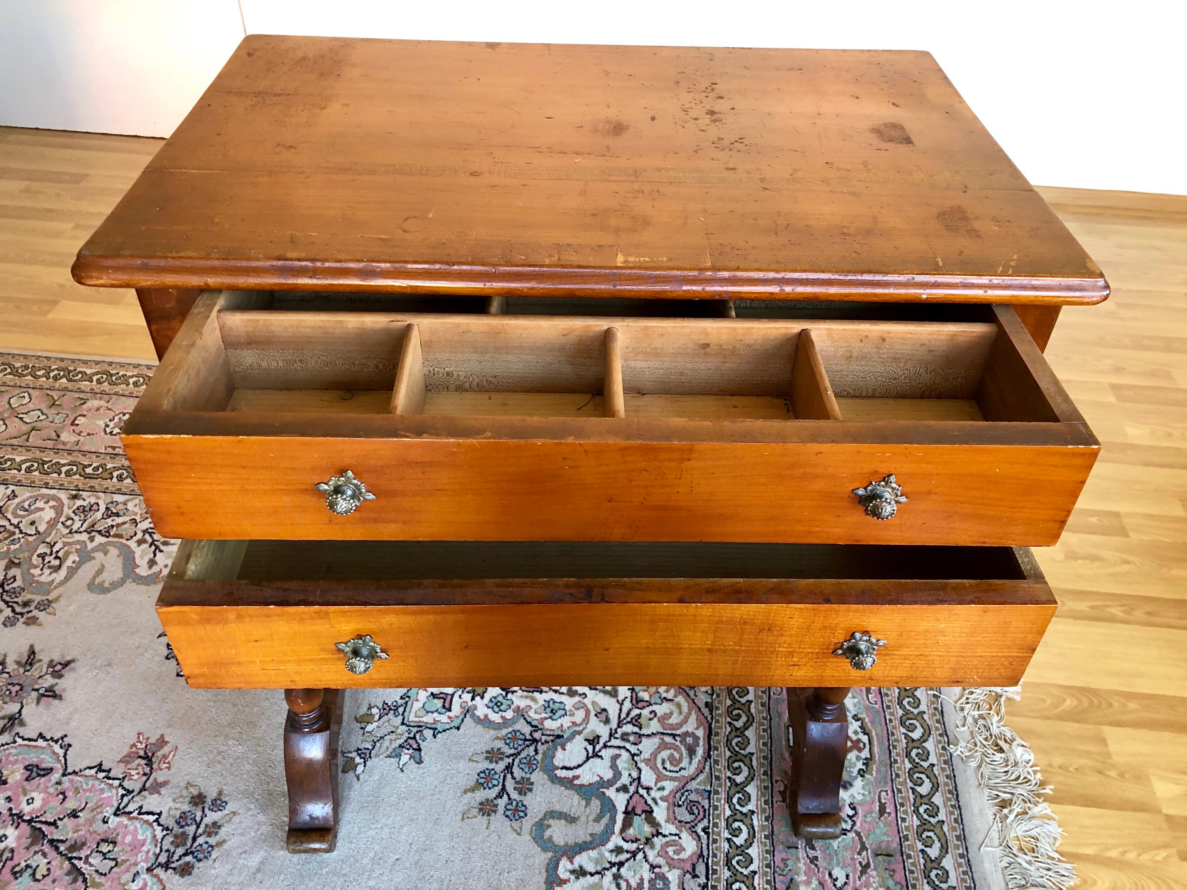 Victorian Gothic Revival Dressing Walnut Side Table, 19th Century ON SALE  im Zustand „Gut“ in Sofia, BG