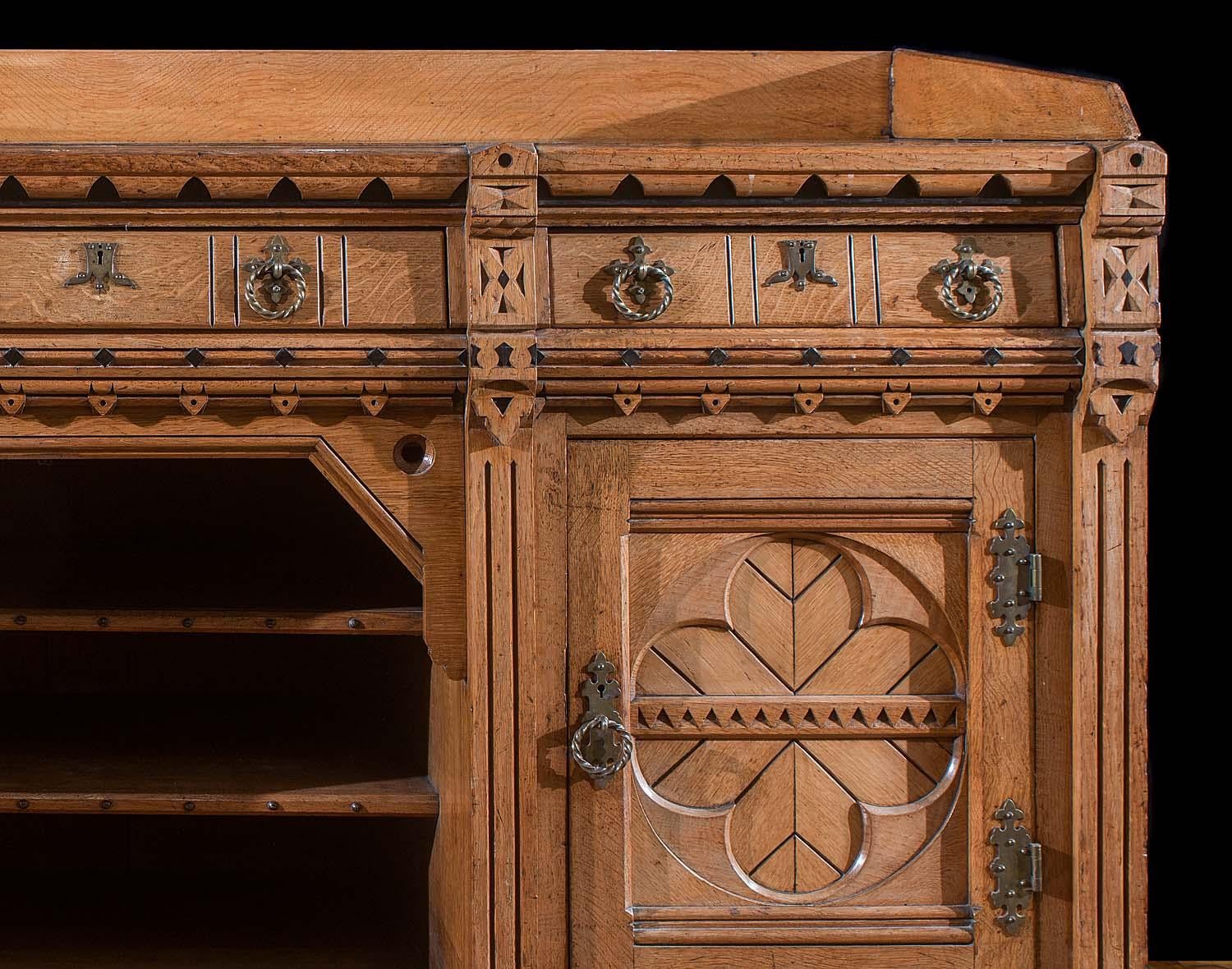 Neogotico Credenza vittoriana in stile gotico-revival in Oak con intarsi in ebano in vendita
