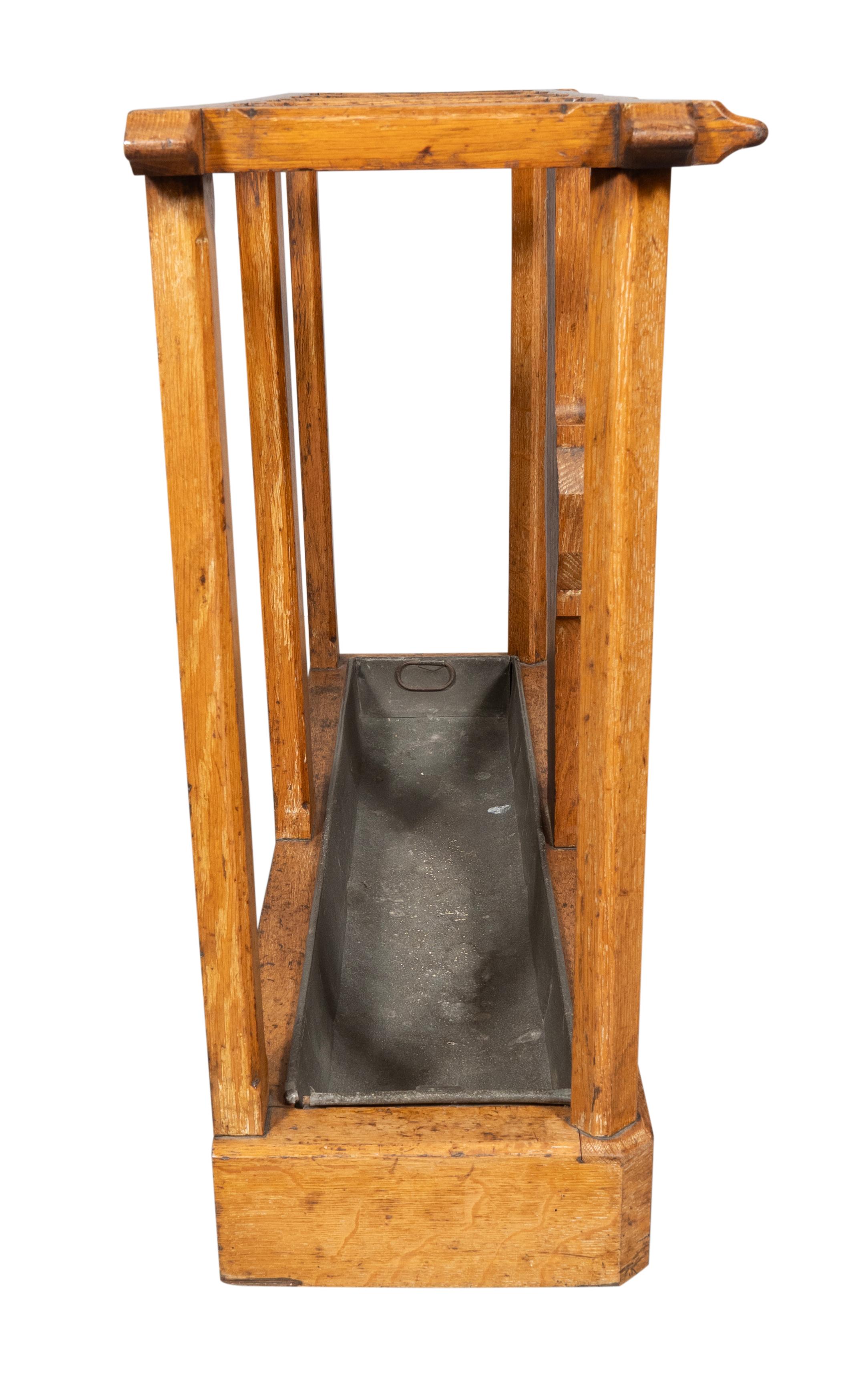 Vittoriano Portaombrelli vittoriano in stile gotico-revival in Oak in vendita