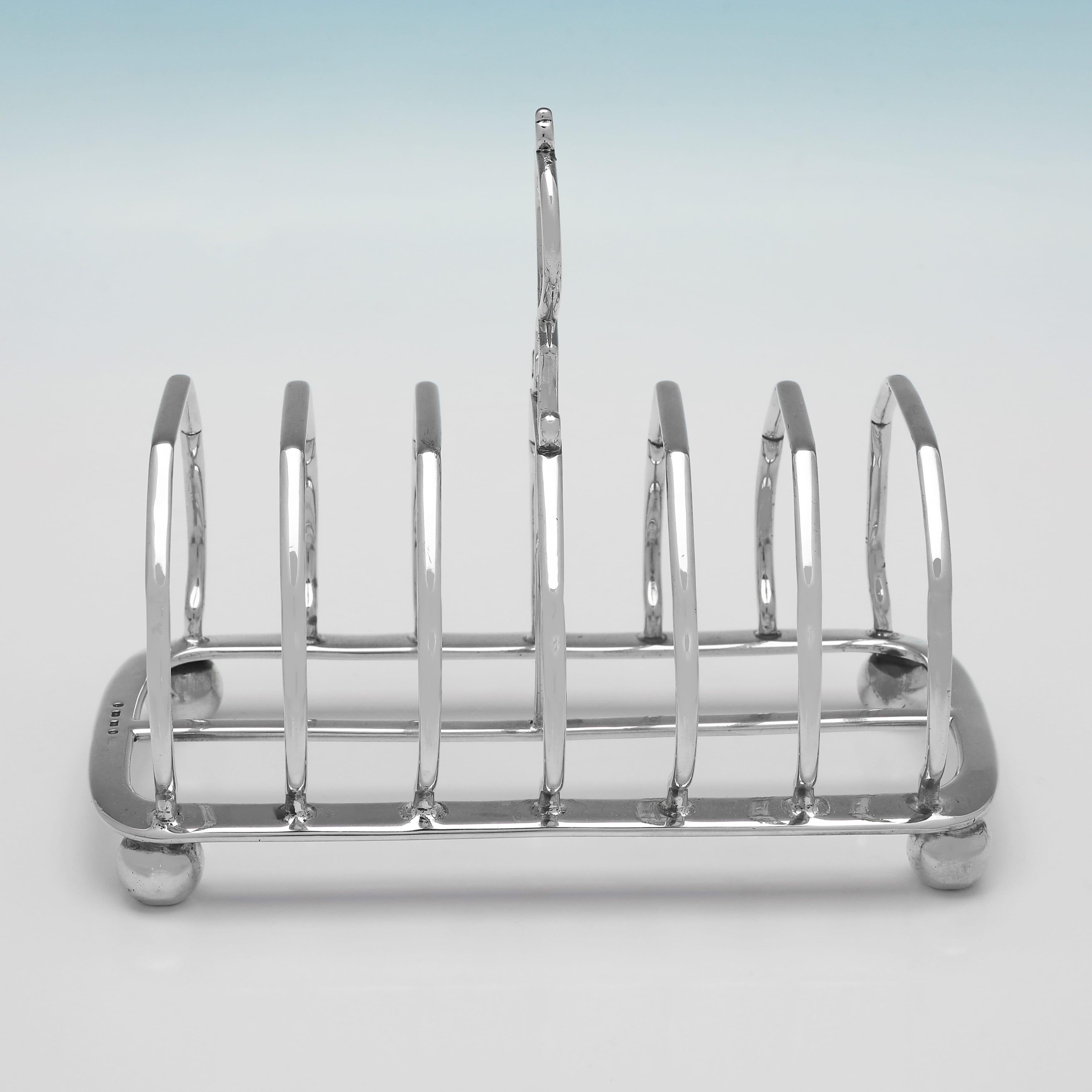 Dieses hübsche viktorianische Toastgestell aus antikem Sterlingsilber, das 1869 in Birmingham von Joseph Gloster Ltd. gepunzt wurde, bietet Platz für 6 Toastscheiben und ist im gotischen Stil gehalten. Der Toastständer ist 14 cm (5,5