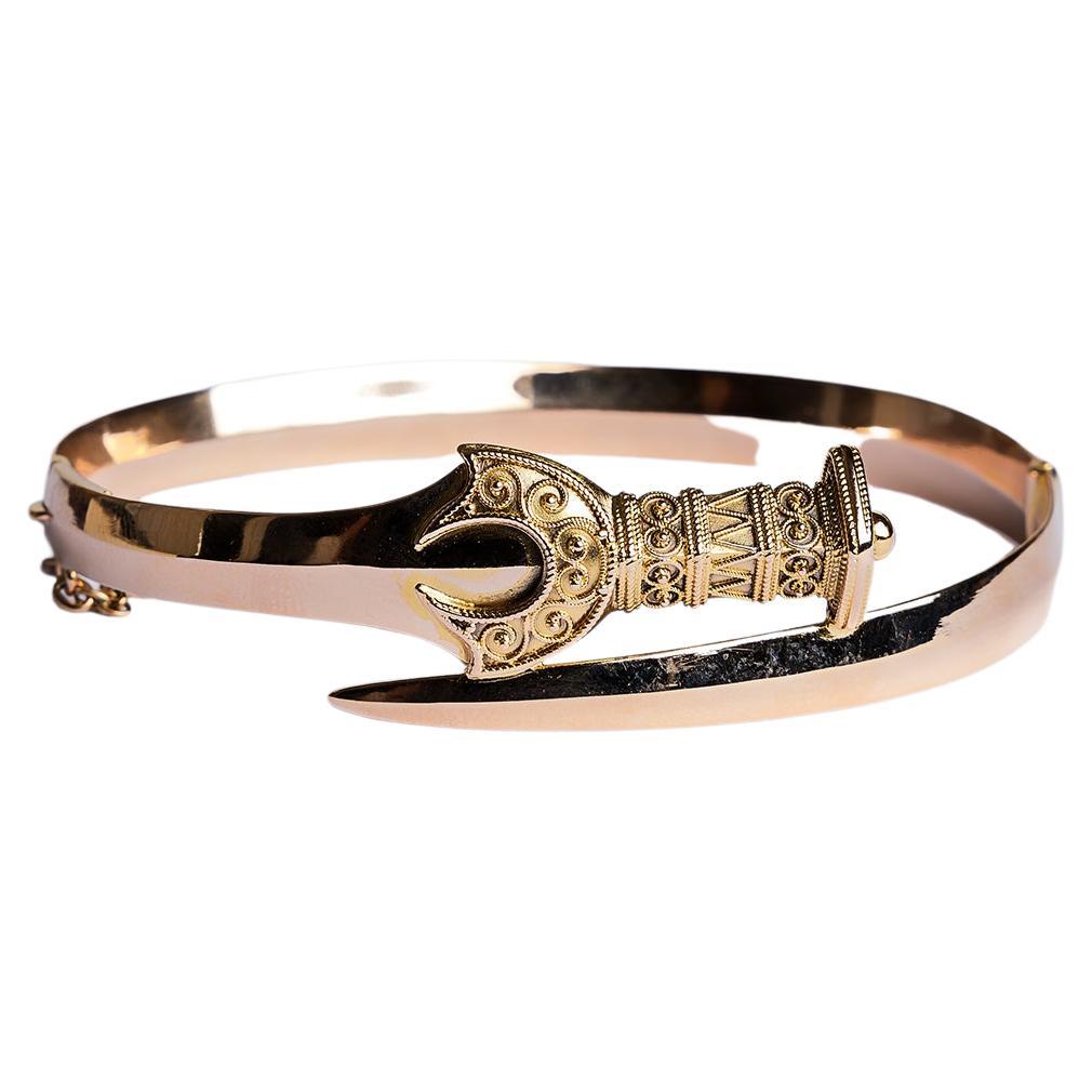 Bracciale d'oro con spada in stile gotico vittoriano in vendita